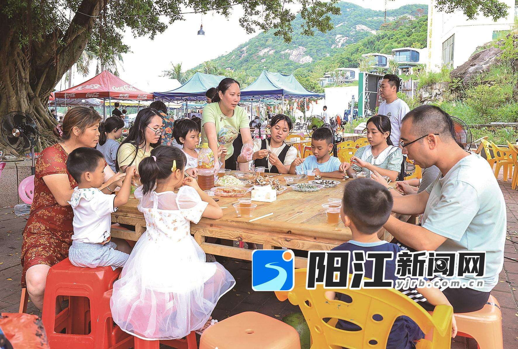 大澳榕树下,广州游客等待现买现煮的海鲜上桌。 谭晋东 摄
