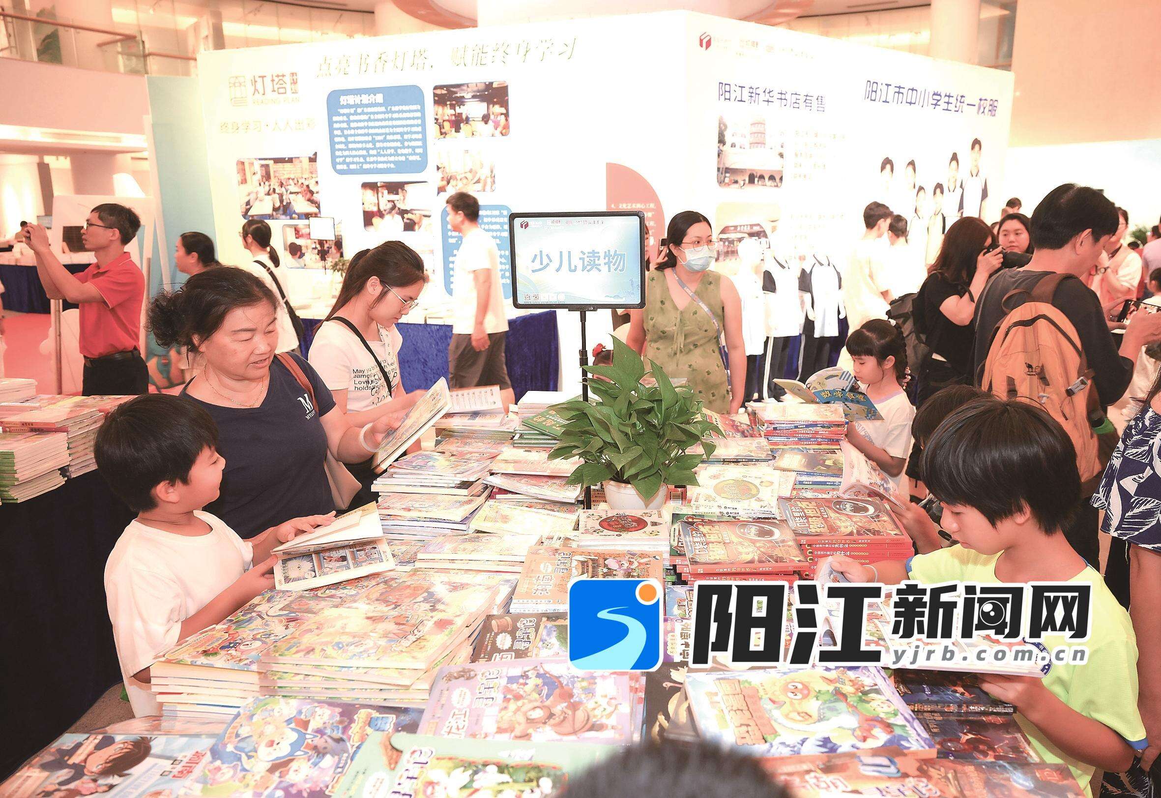 市民读者在书展现场挑选心仪的书籍。梁文栋 摄