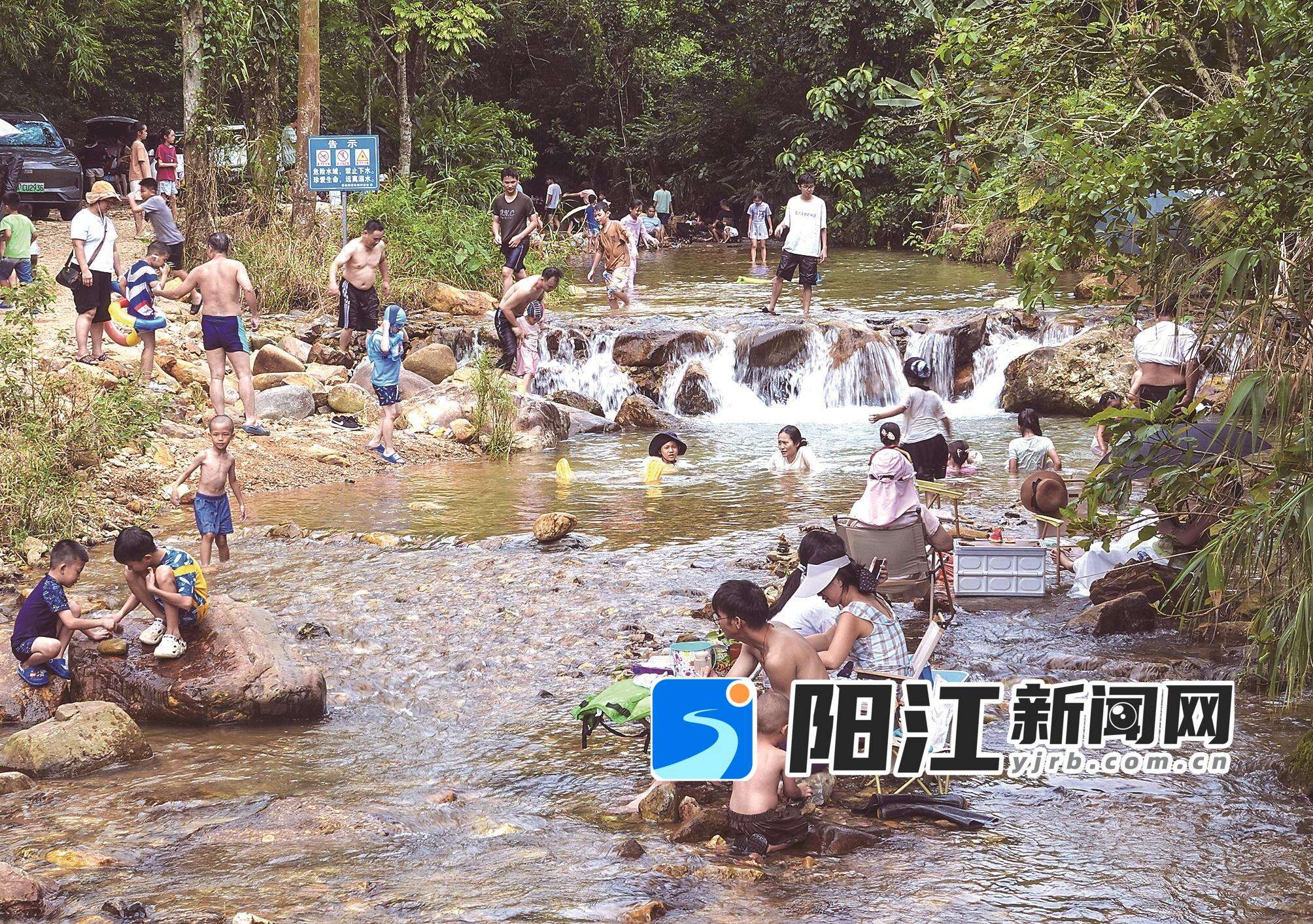 春城双树村小溪流,电影《长安的荔枝》取景地成网红打卡点。 严春梅 摄