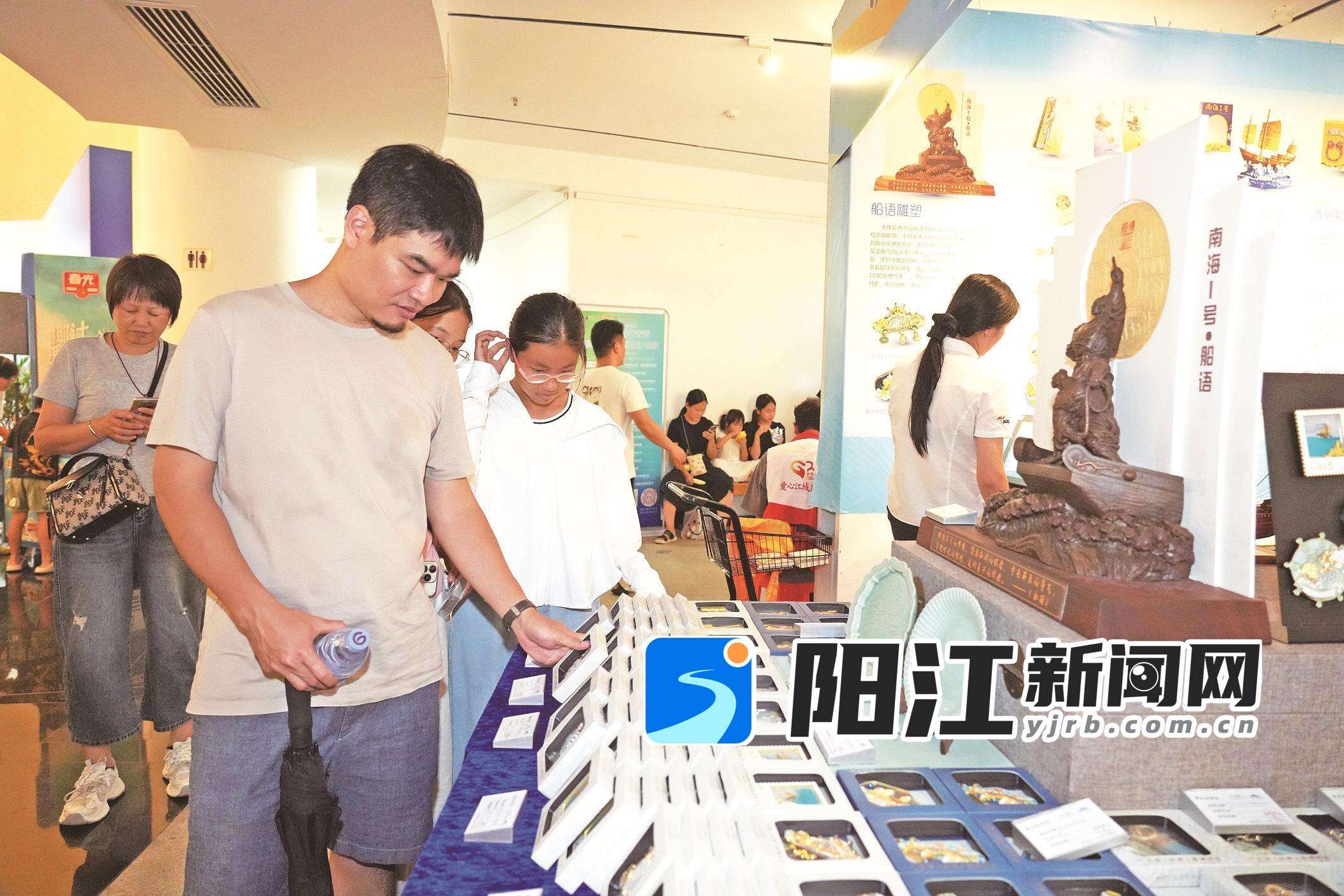 市民正在海丝文创展区挑选文创产品。袁荣泽 摄