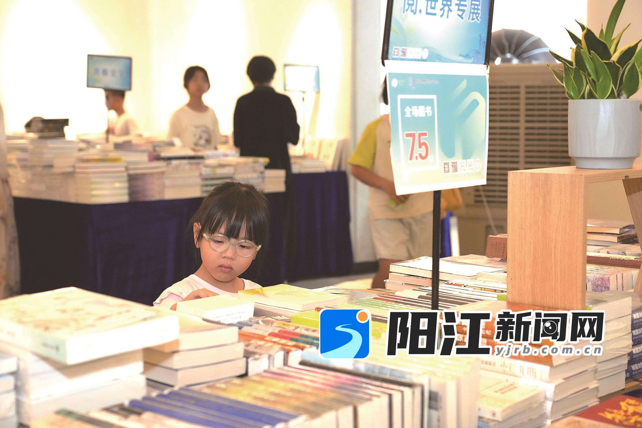 小市民正在“阅•世界专展”区选购书籍。 袁荣泽 摄