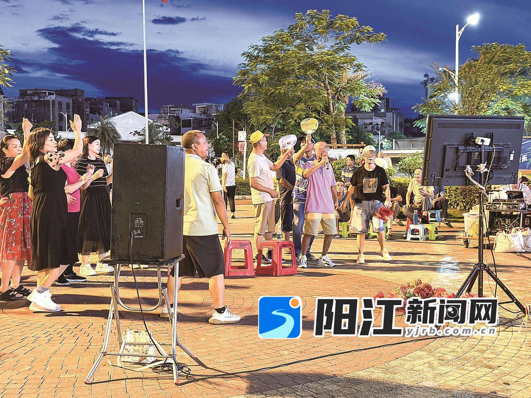 市民在人民广场唱歌跳舞,现场音响的音量并不小。梁文栋 摄