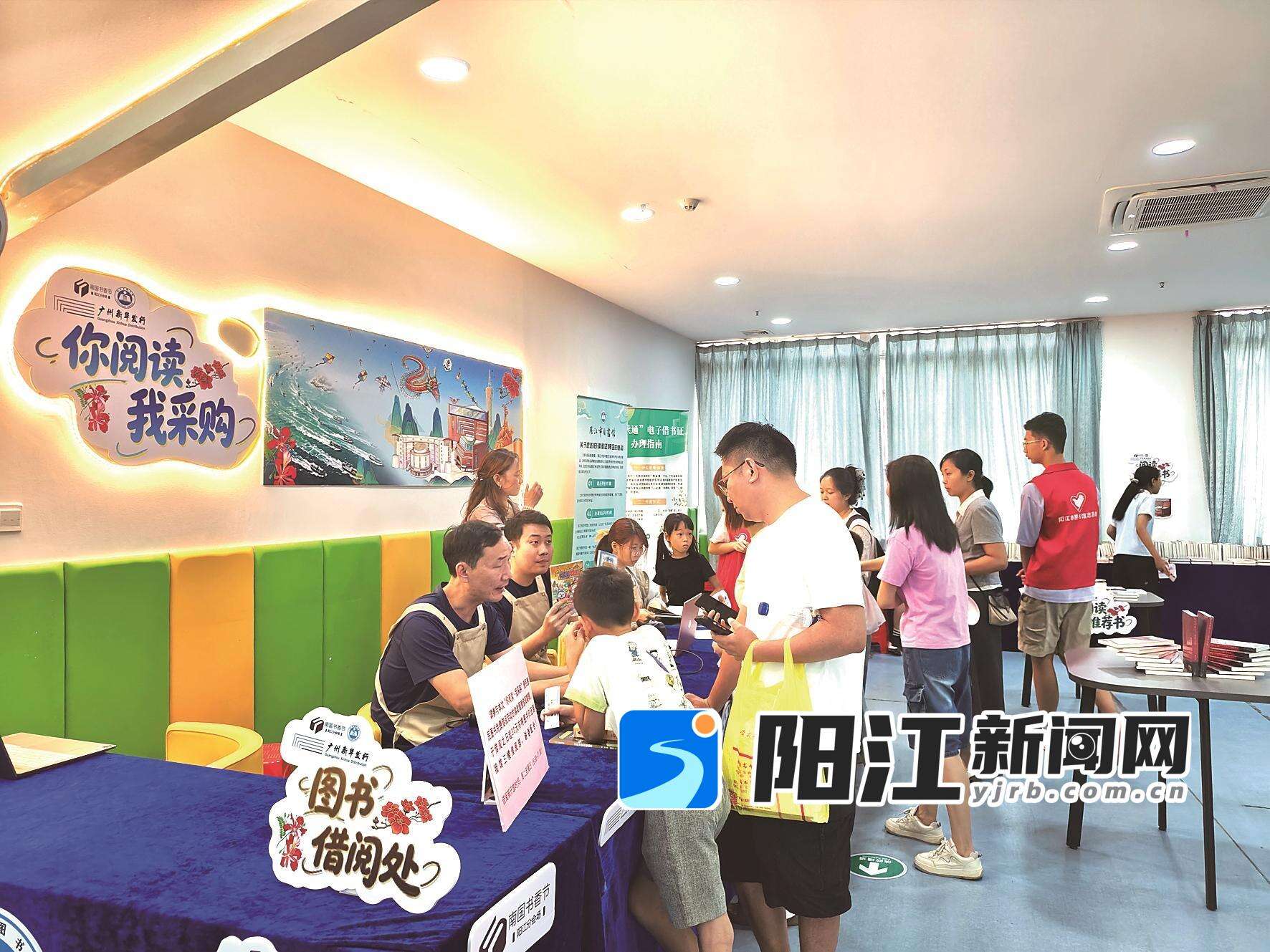 在活动专区,家长带着小朋友在挑选书籍。受访者 供图