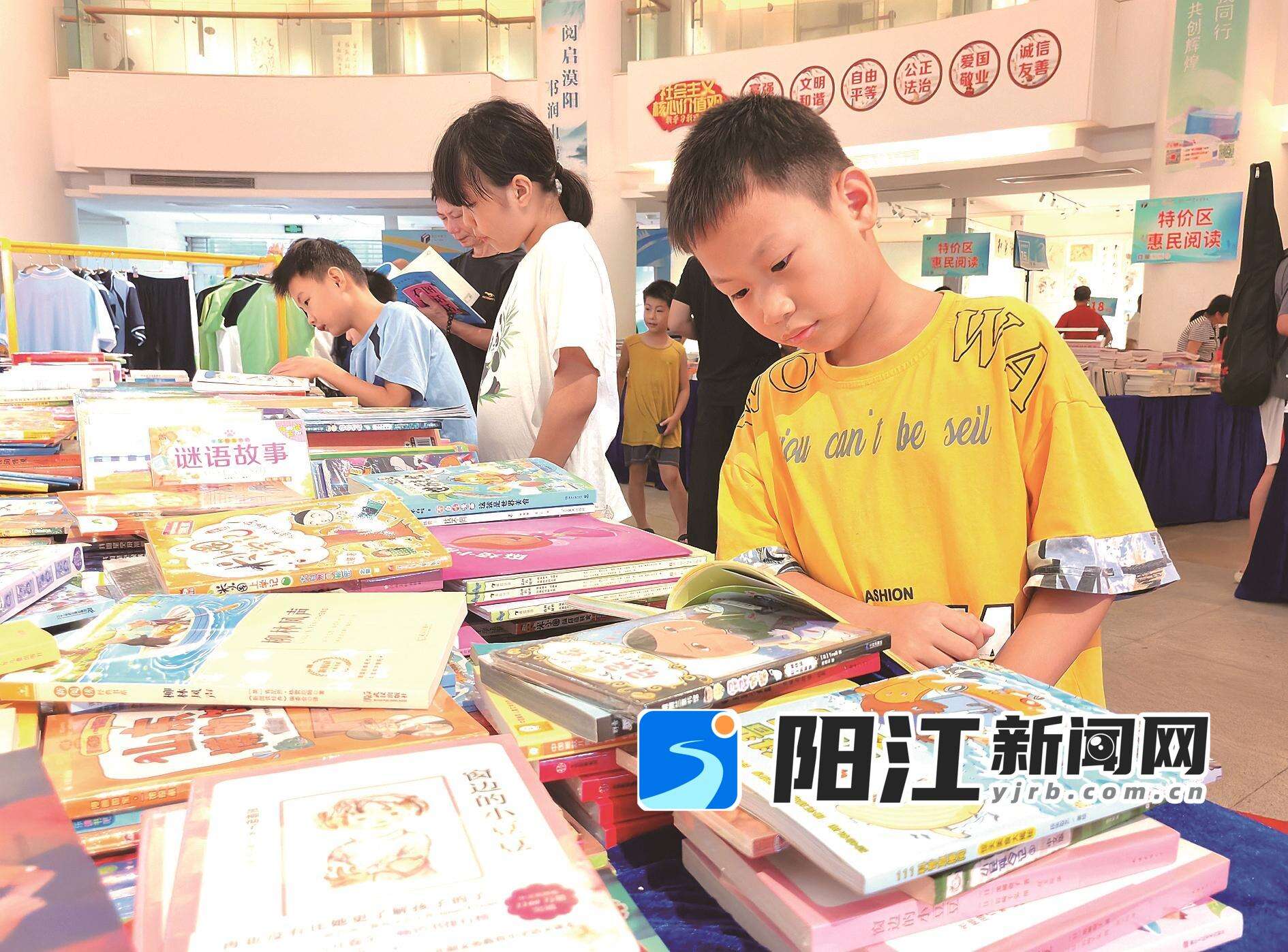 小朋友在书展阅览书籍。谭文强 摄