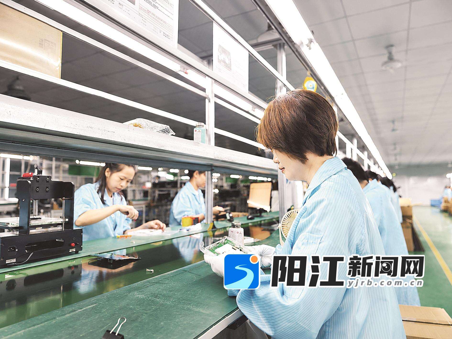 工人在广东铠硕达科技有限公司生产流水线检测、装配产品。杨辉南 摄