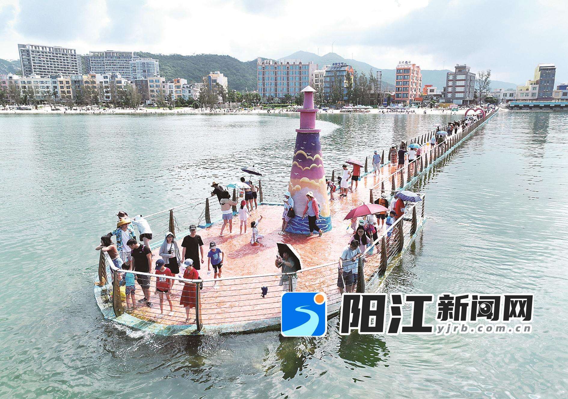 假期众多游客来到东平网红桥观景打卡。
