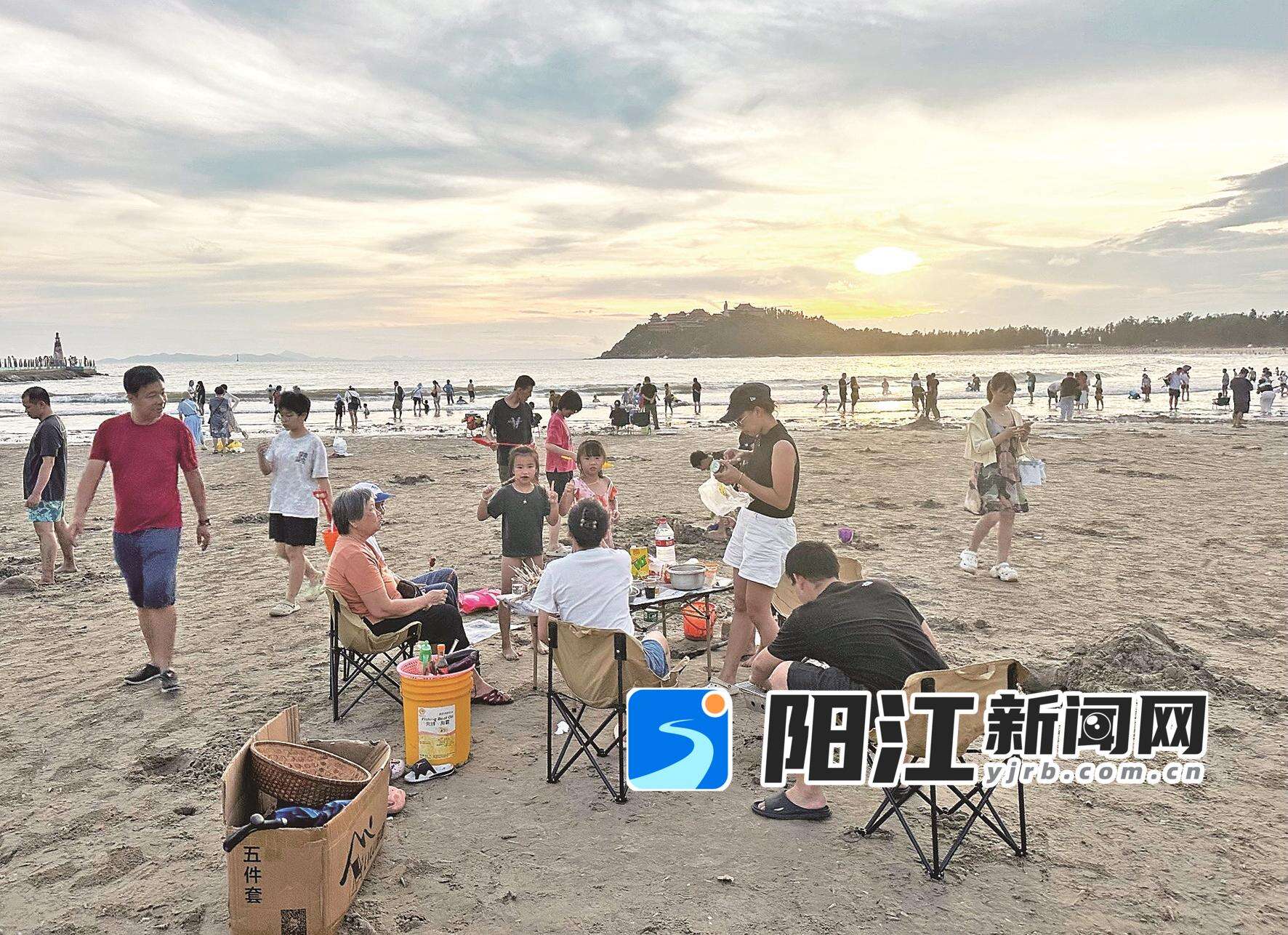 游客们在珍珠湾聚餐观光。