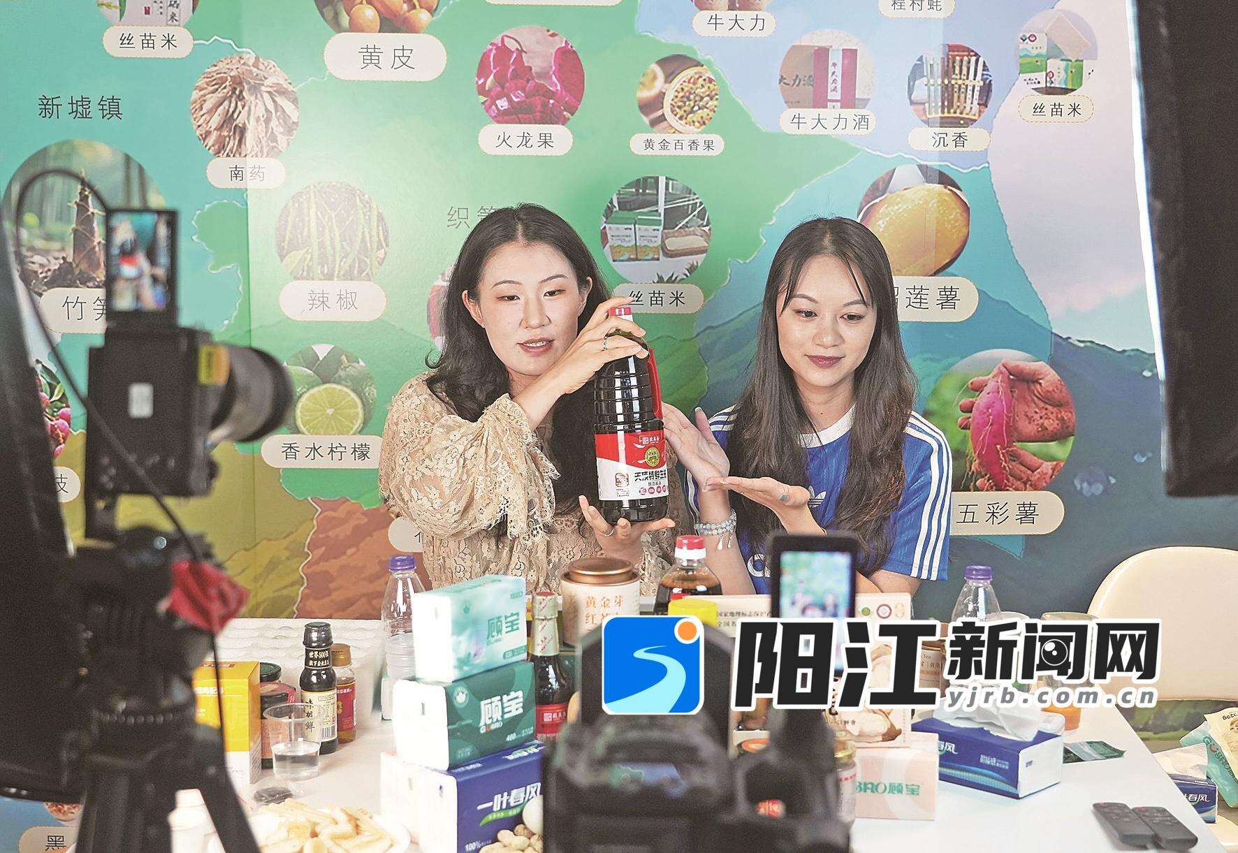 主播在直播间推销产品。宋福亮 摄