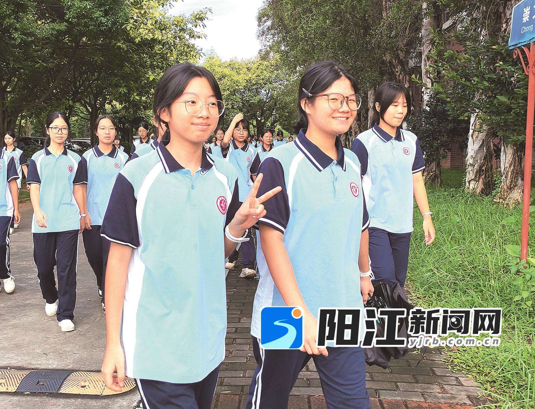 广东两阳中学,高一新生穿着整齐的新校服回校。