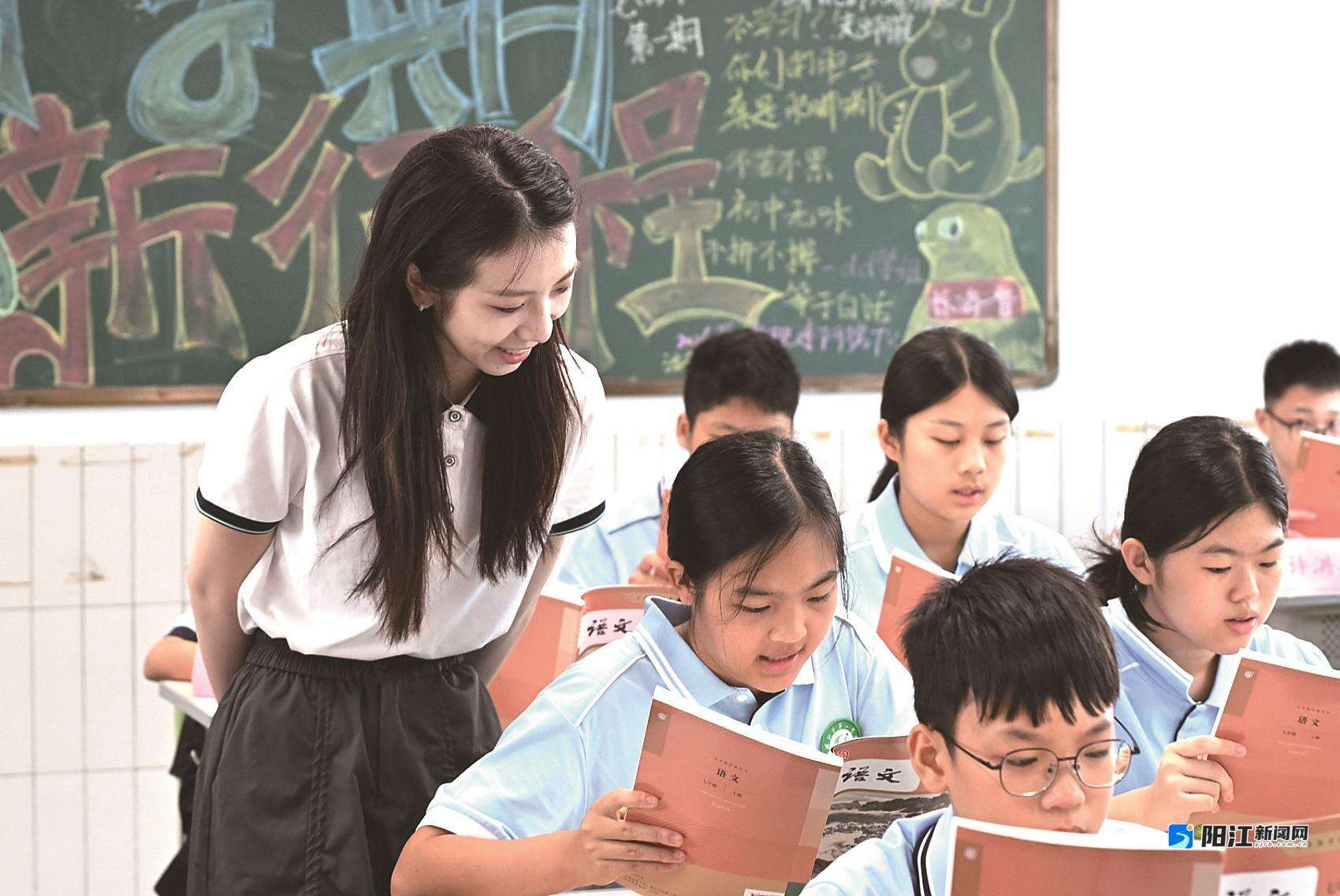 阳江一中初中部教室内,同学们捧起崭新的课本齐声诵读。