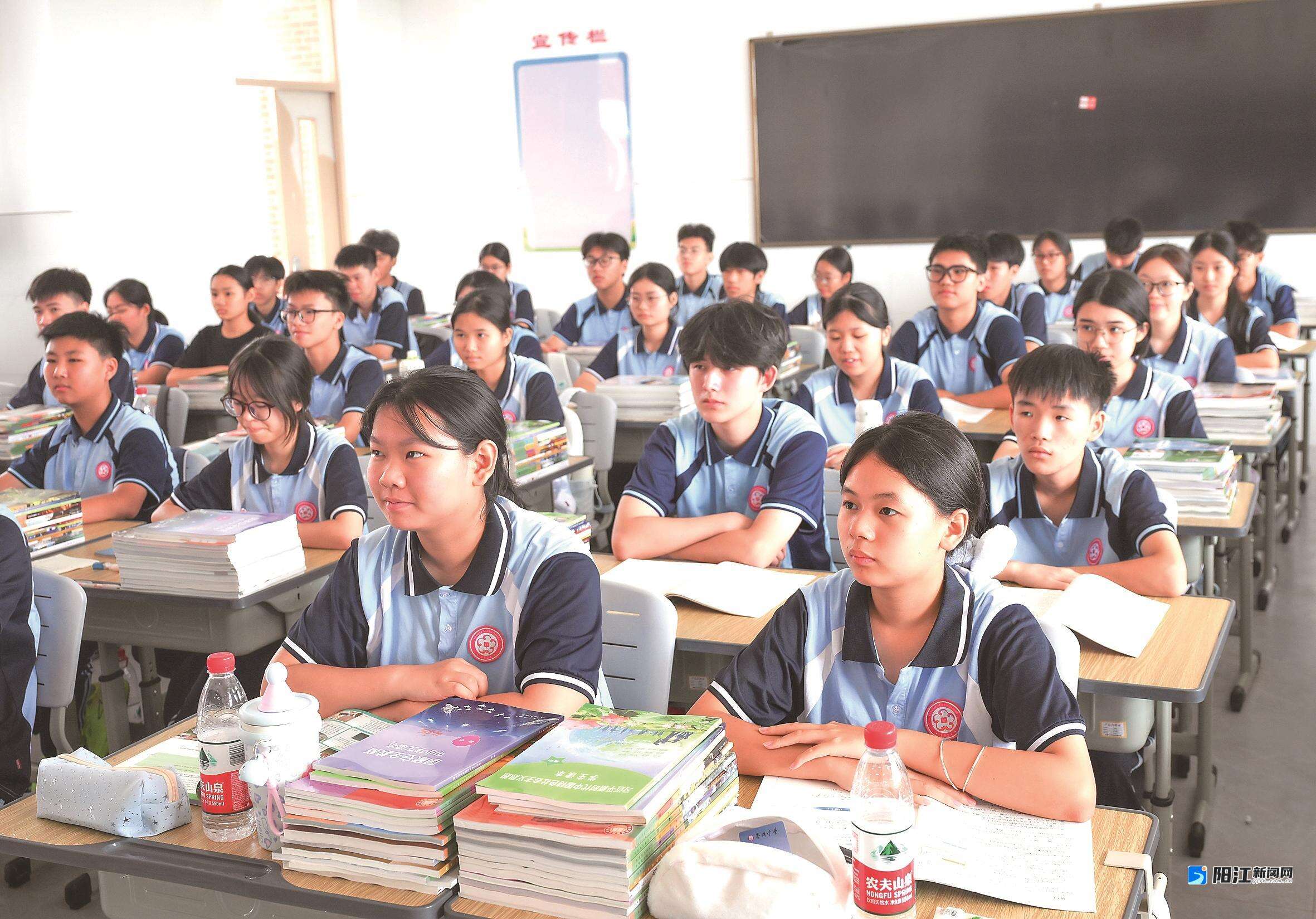 开学典礼结束后,学生们有序回到教室上课。