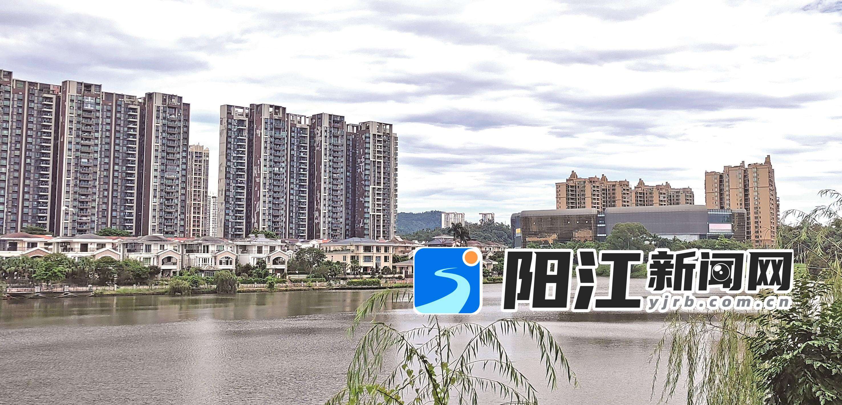 市区楼盘一角。 何成众 摄