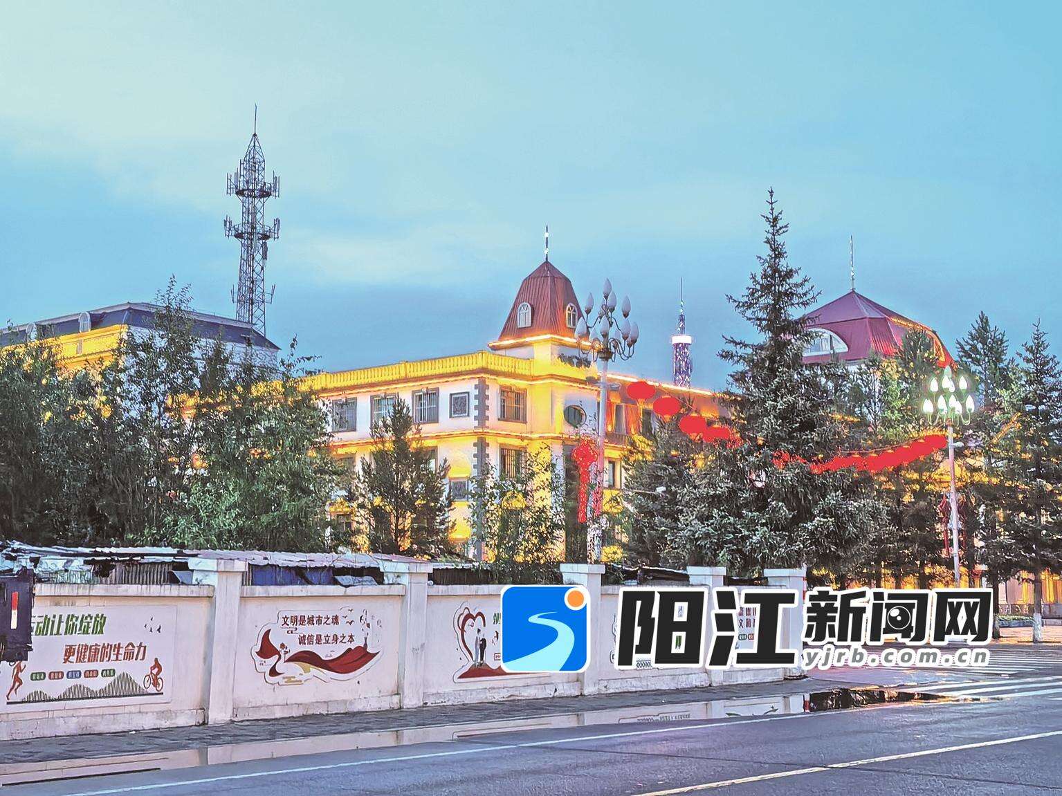 夜幕降临时的漠河街景。