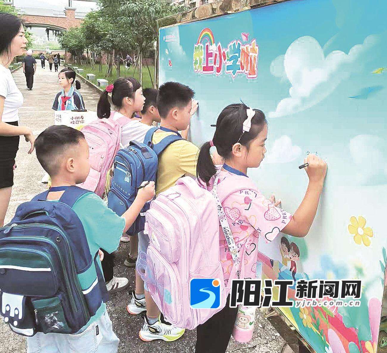 入学报到处,孩子们庄重地签上自己的名字。林香宁 摄