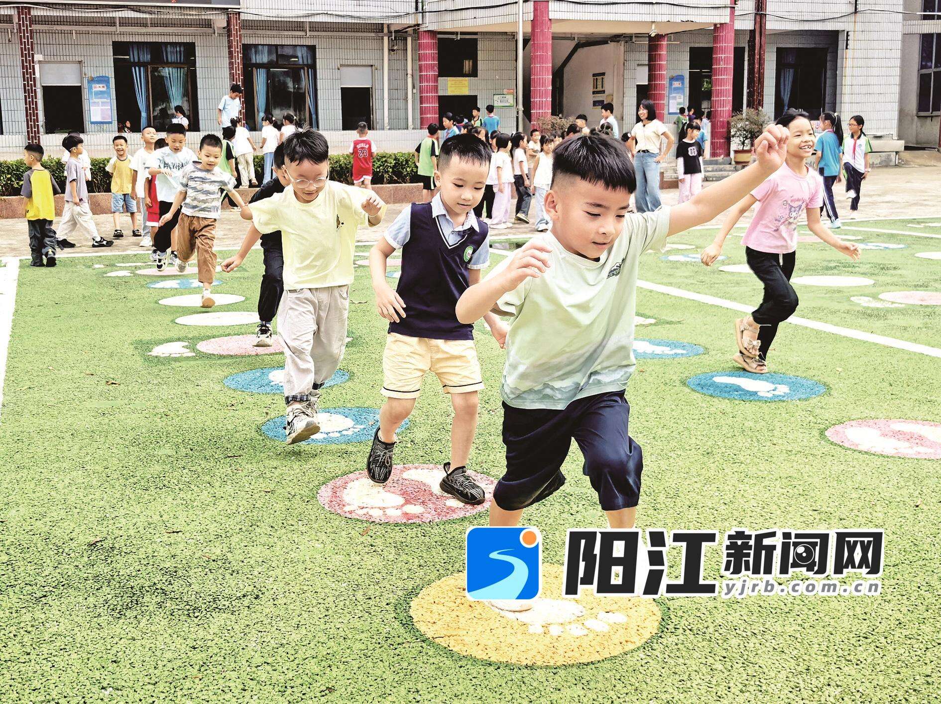 玩趣味游戏,秩序井然。 林家慧 摄