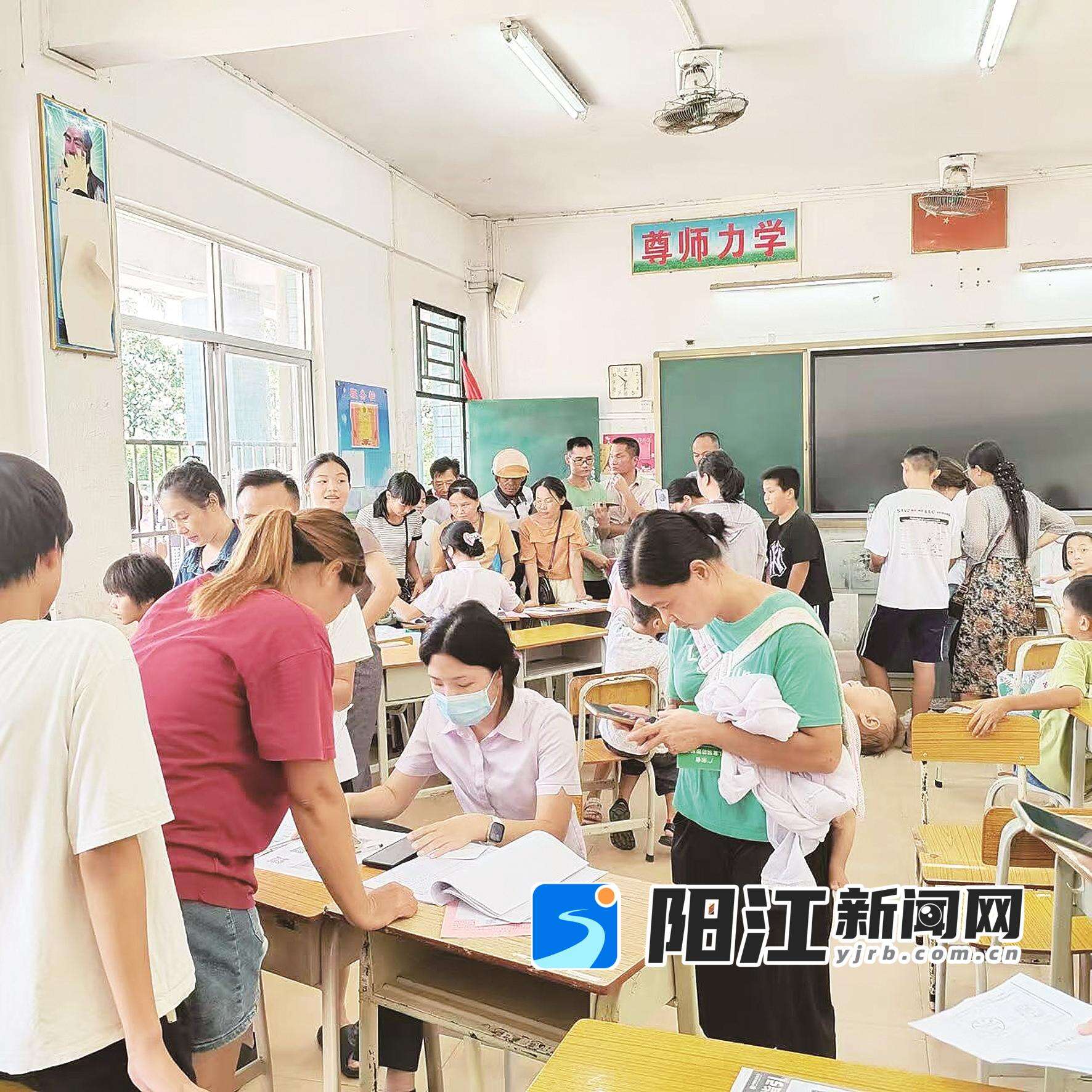 学费收缴现场。黄玉枚 摄