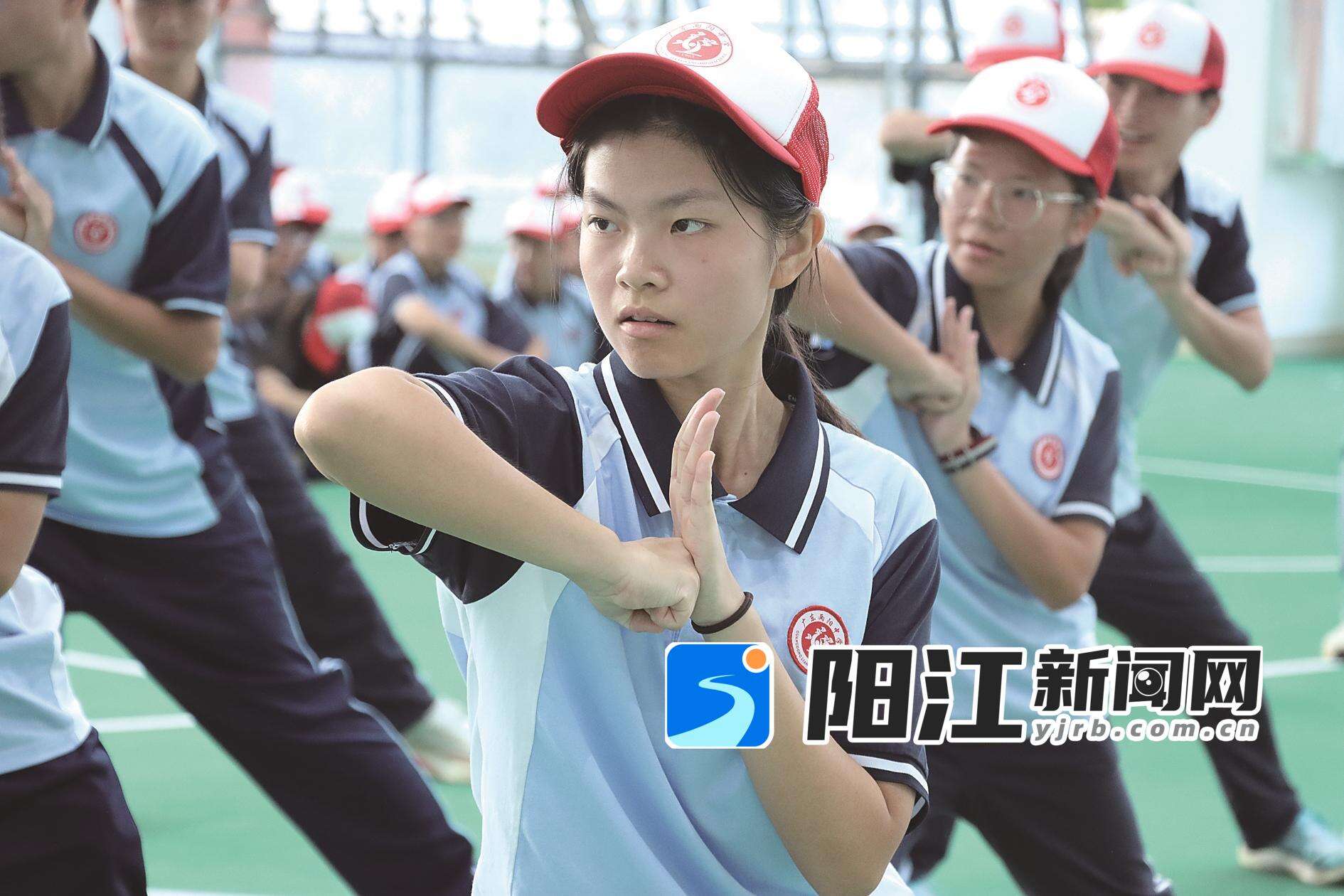 广东两阳中学新生参加军训,目光坚定。