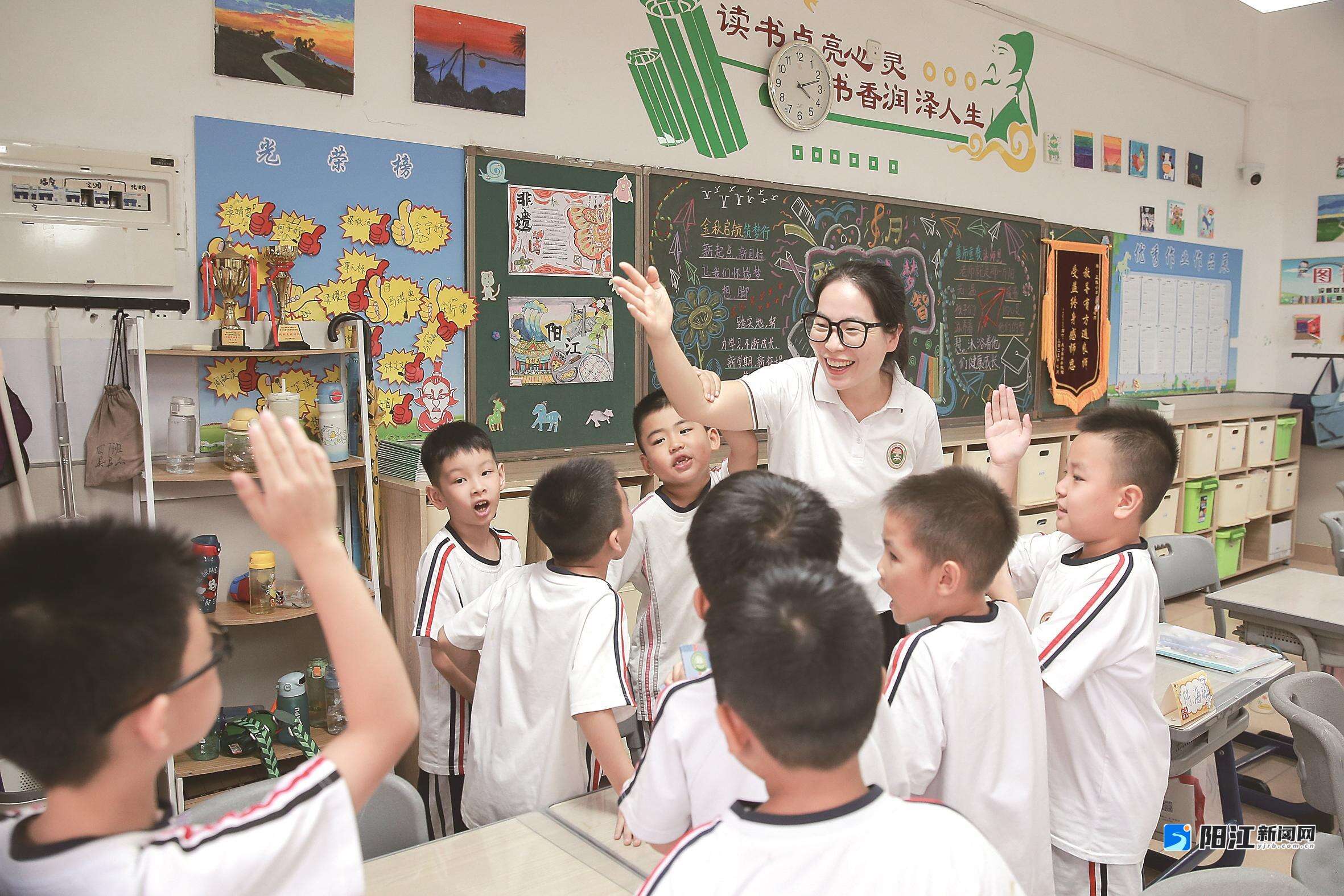 阳东正雅学校教室内,老师和学生们交流,气氛热烈。