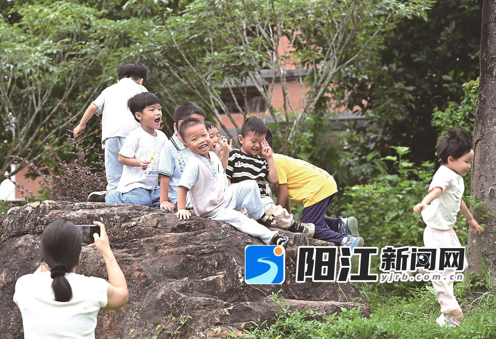 开学第二天,老师带领孩子们走进公园,记录下户外研学的欢乐瞬间。