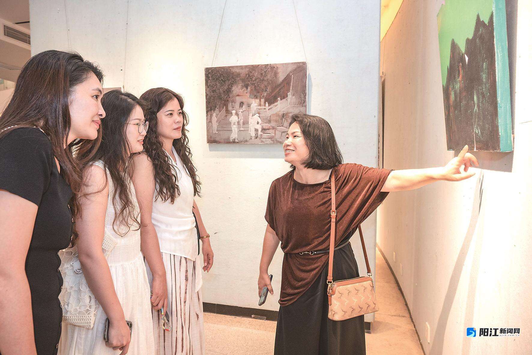 参展作者与美术爱好者在现场交流。梁文栋 摄