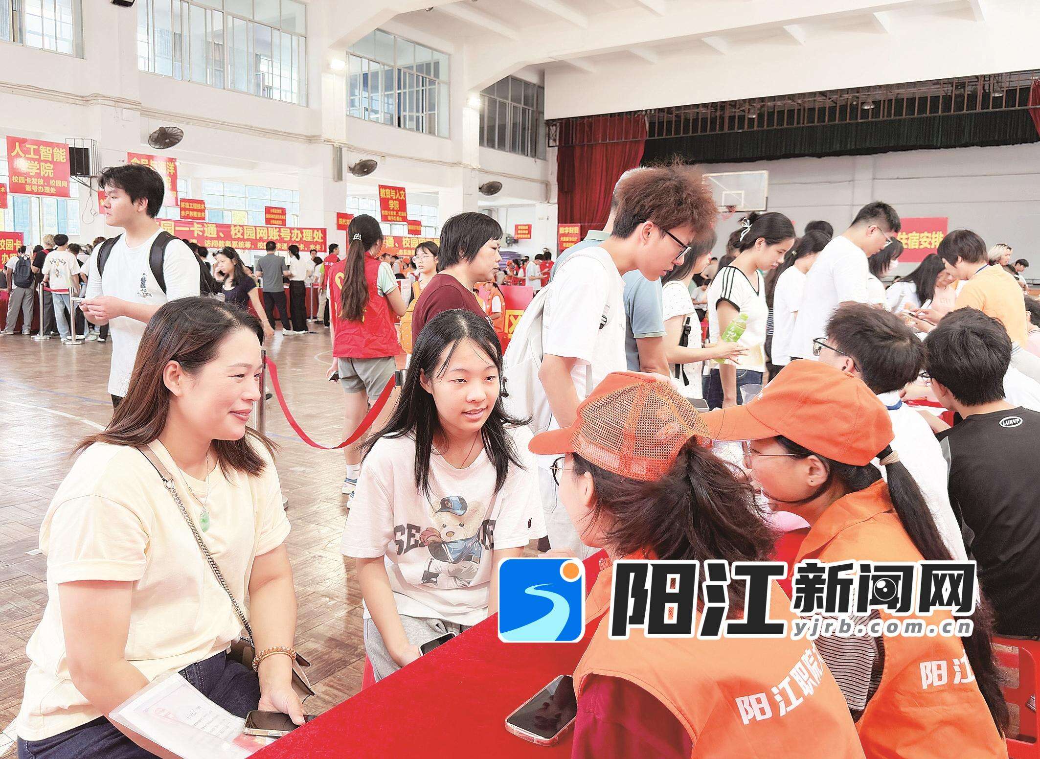 志愿者热情为学生和家长解答入学的各种手续和程序。梁文栋 摄