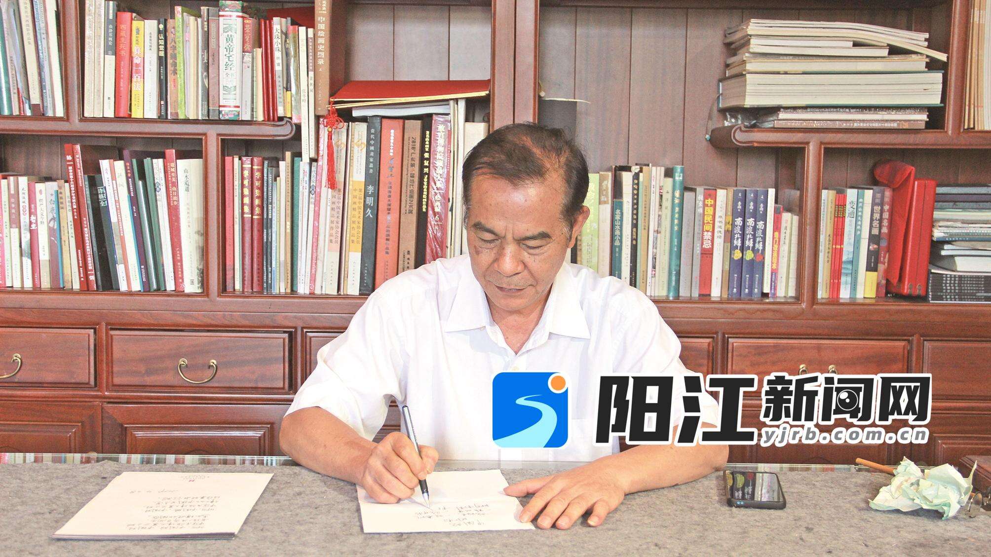 周大标在创作。