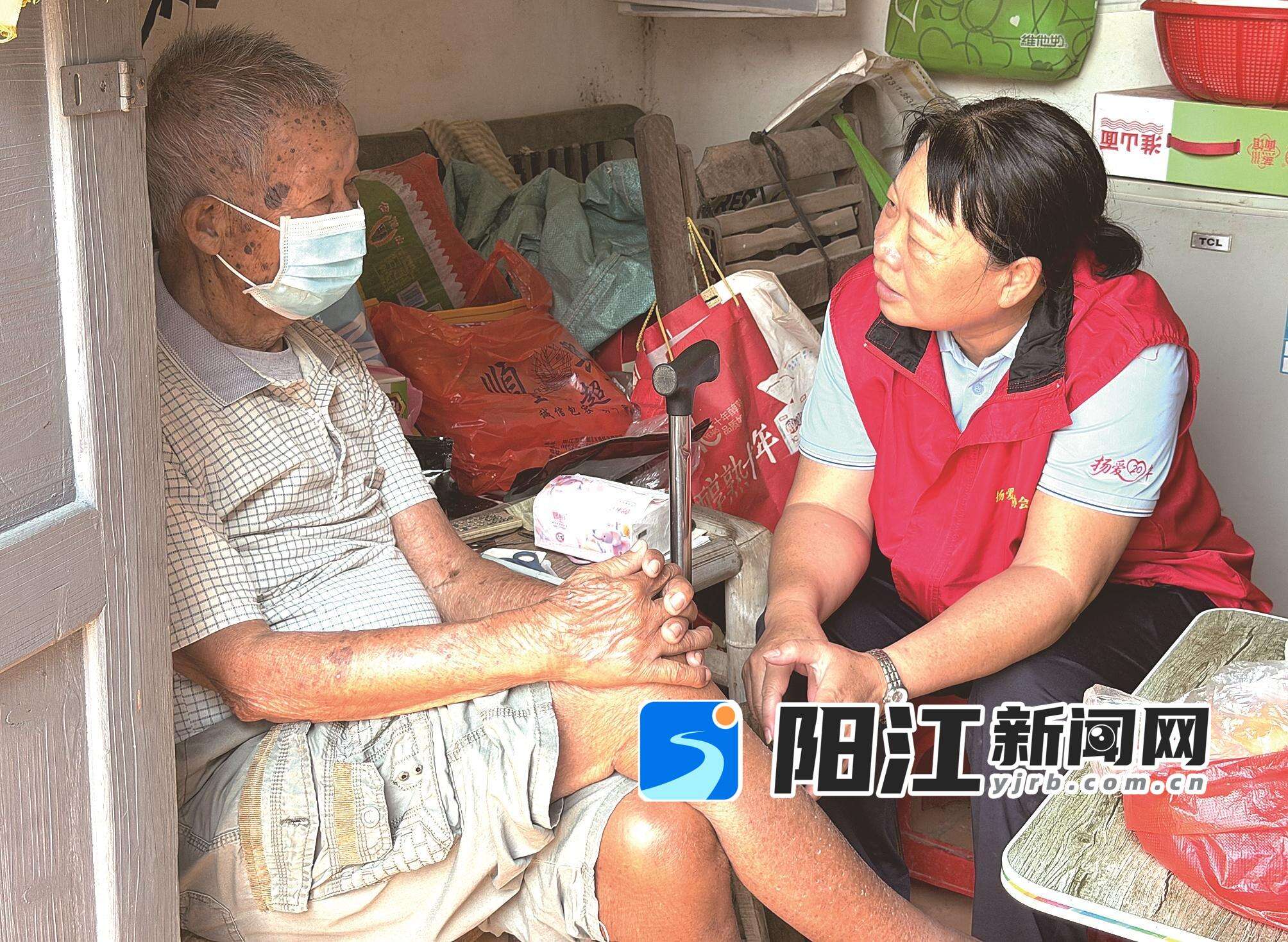 志愿者关心老人生活起居,与老人拉家常。曾宪雯 摄