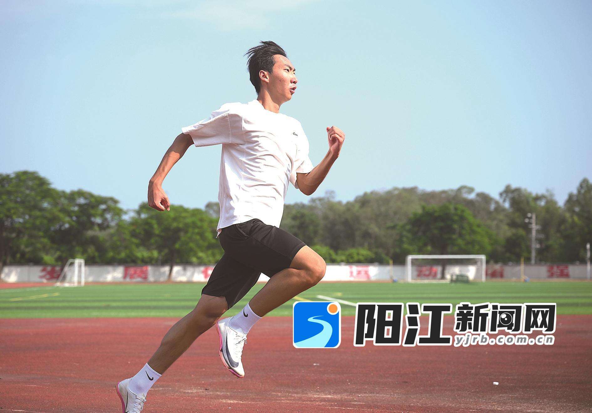 梁桂铭在学校运动场训练。 梁文栋 摄