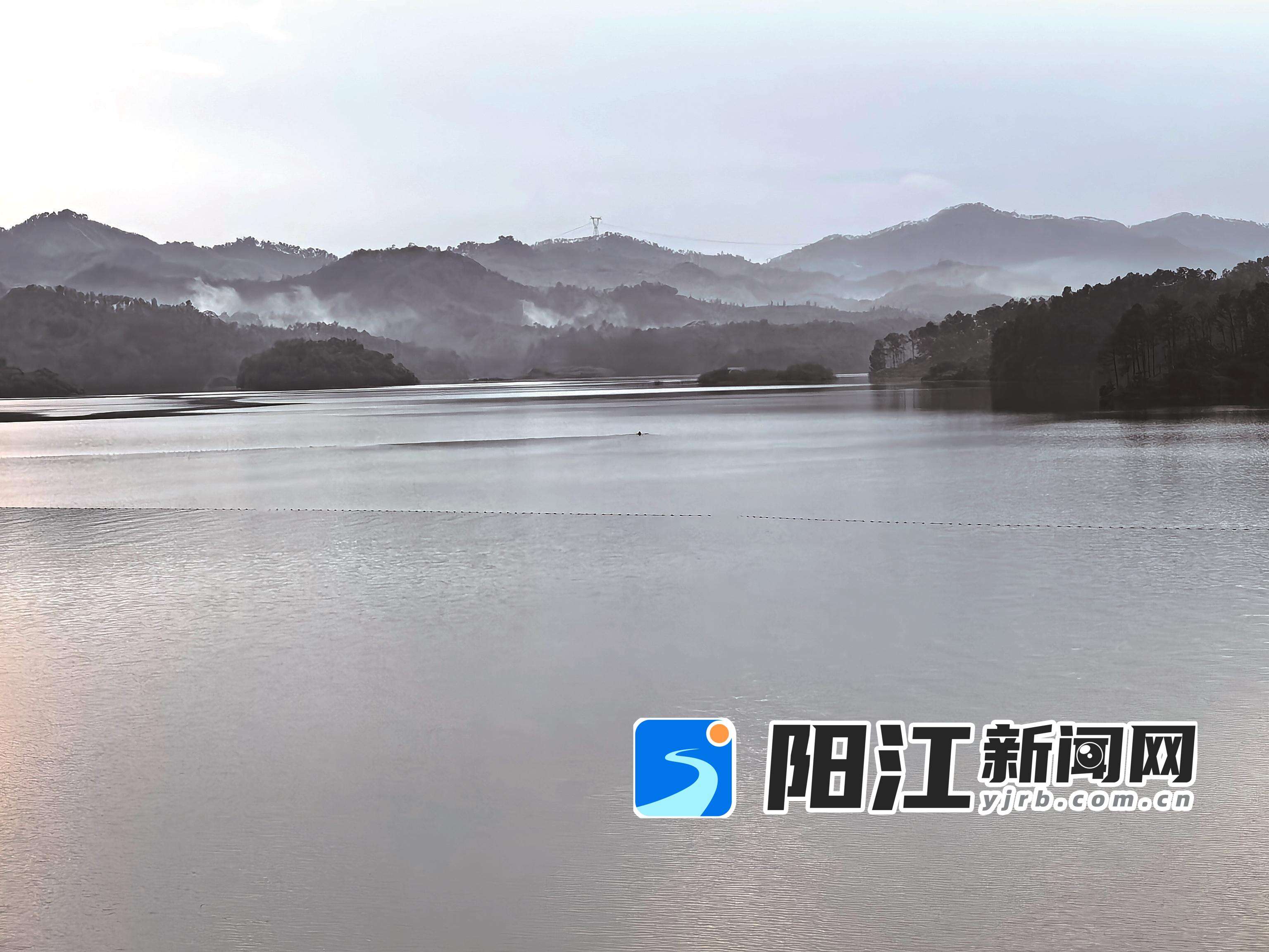 雨后日暮时分的江河水库。
