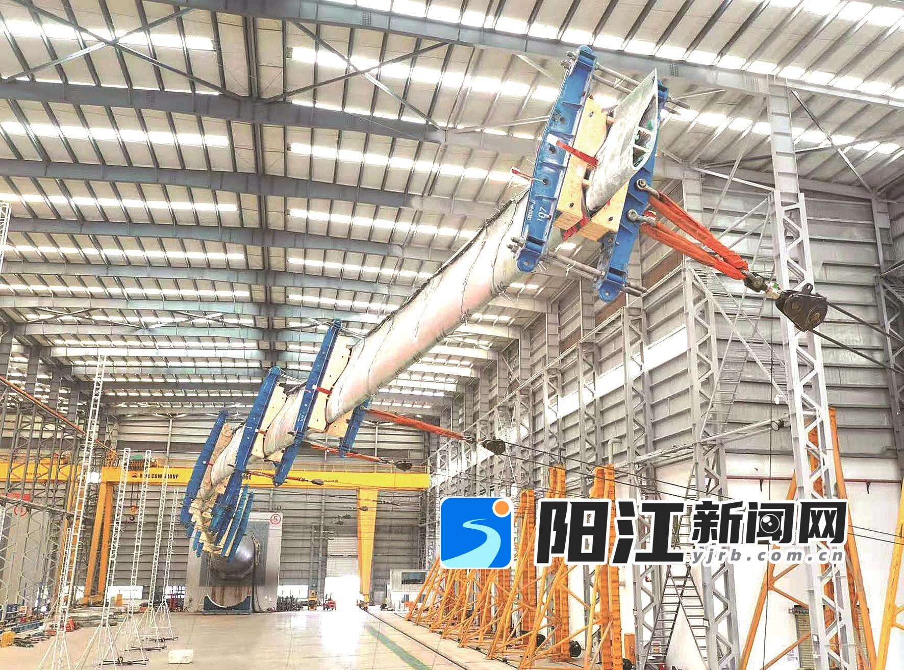 鉴衡阳江国家海上风电装备质量检验检测中心在对风叶进行静力加载测试。 谭文强 摄