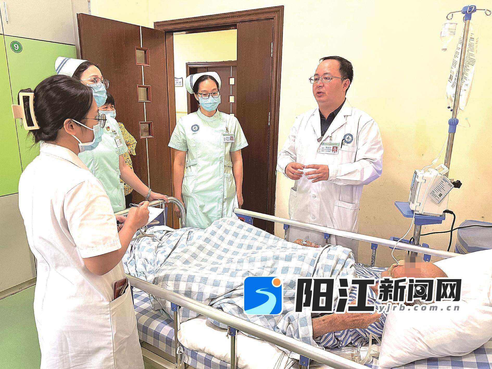 省二医专家周声宁带领团队回访术后病人。 梁园 摄