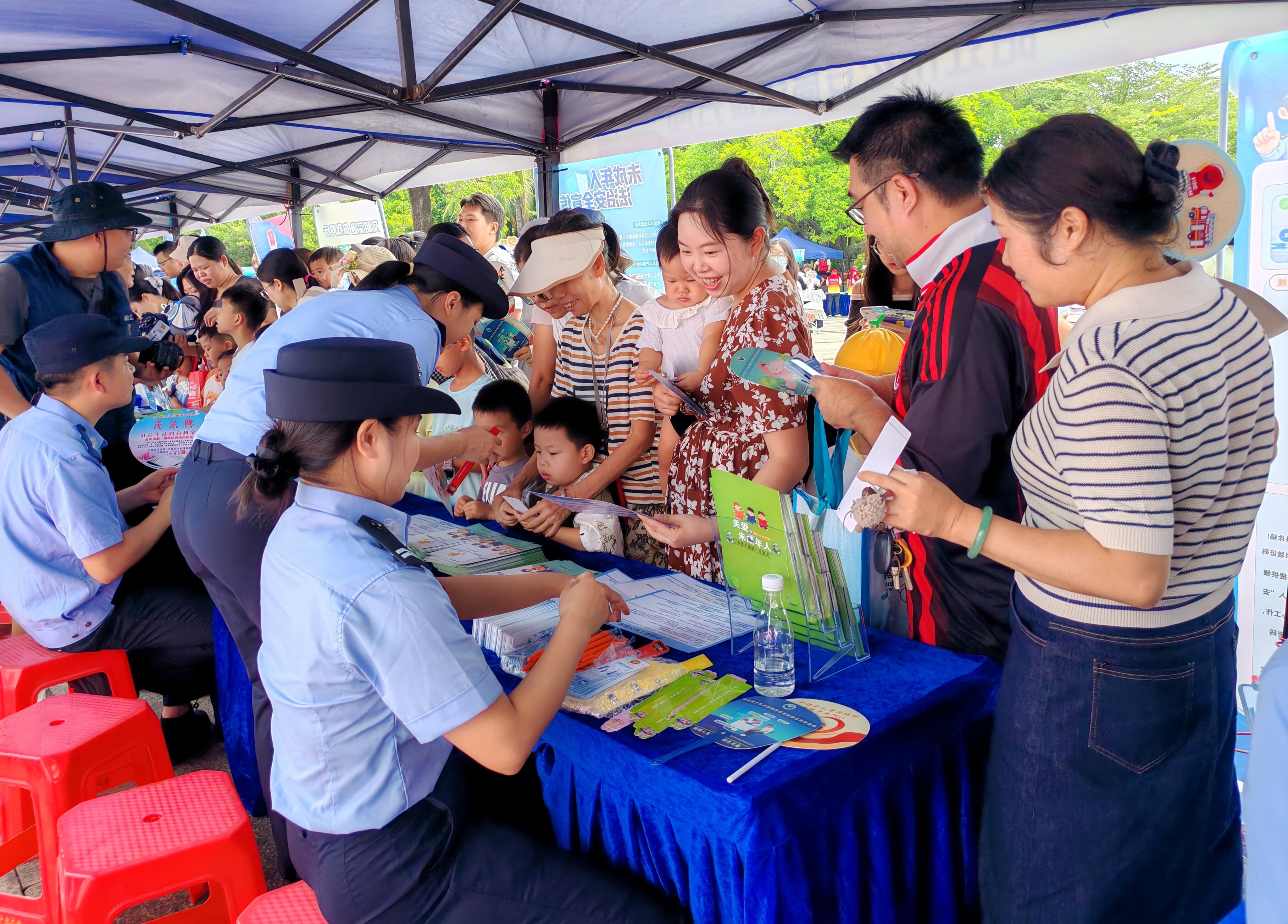 市民在现场积极参与各种平安阳江服务问答。谭文强 摄