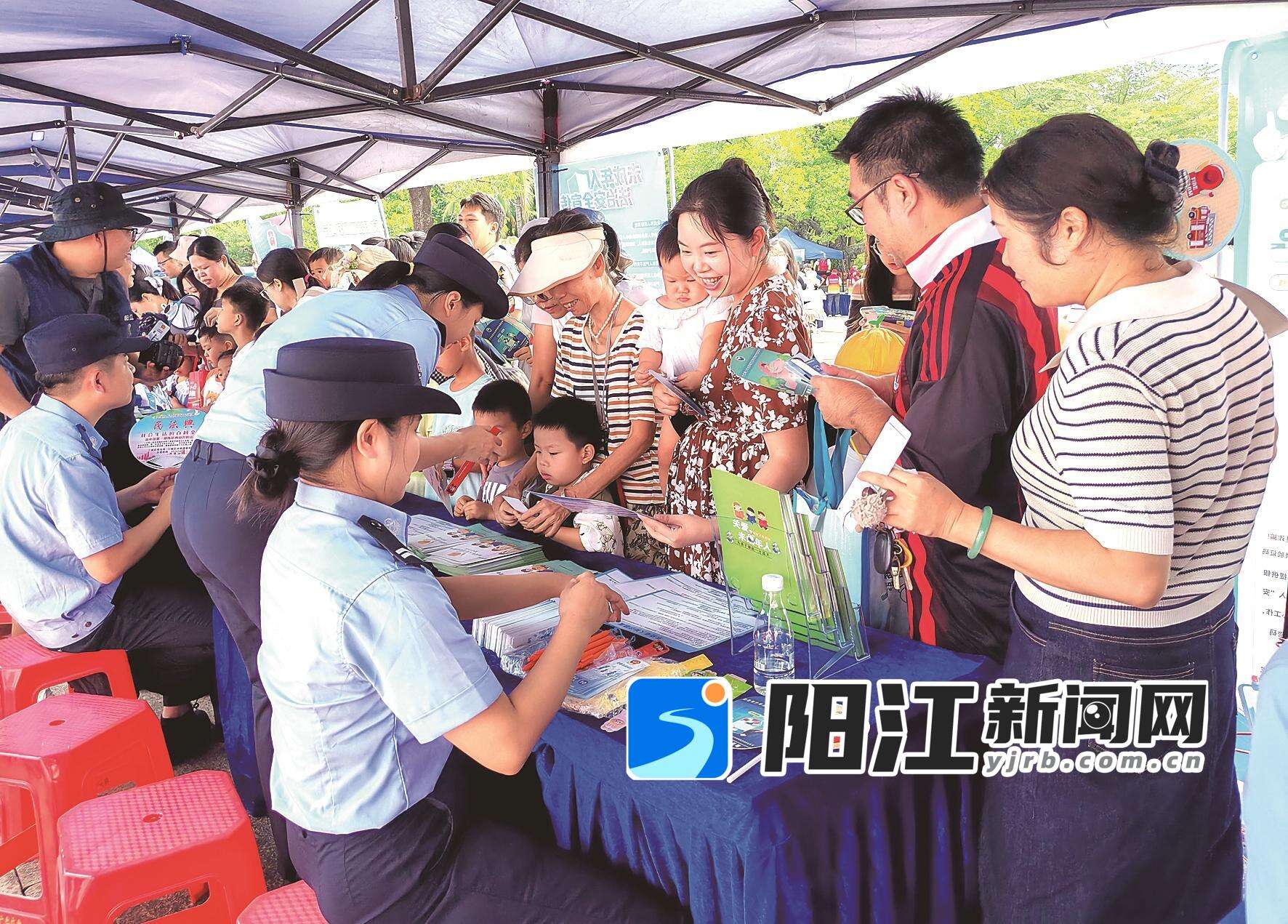 市民在现场积极参与各种平安阳江服务问答。谭文强 摄