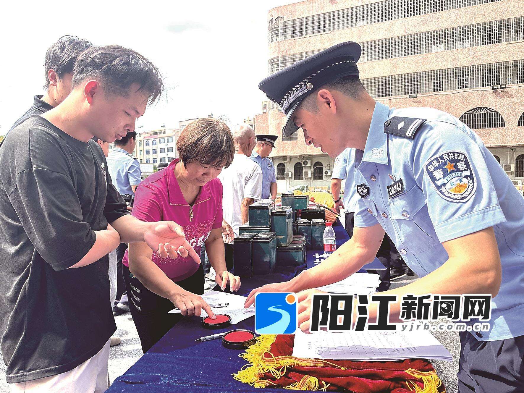 群众在现场认领涉案财物。 关雯静 摄