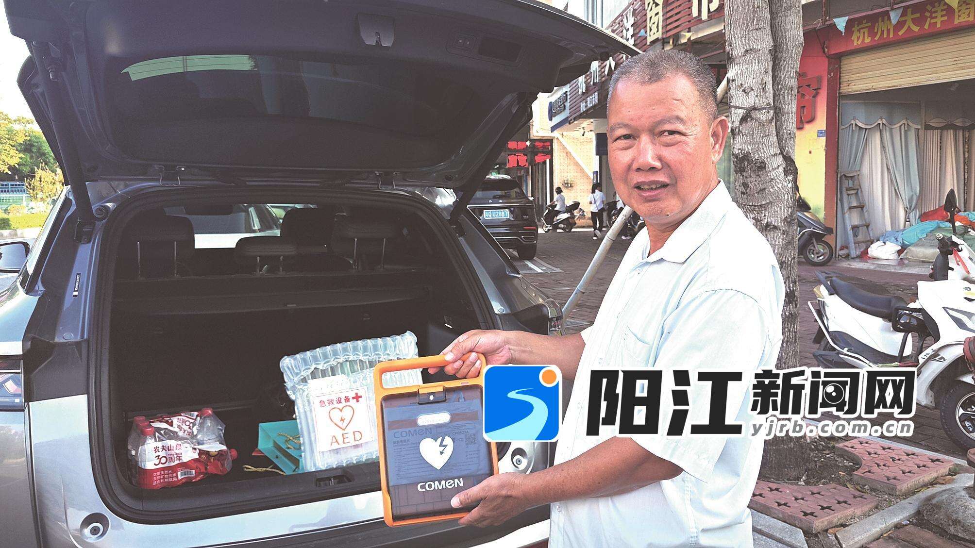 莫国强在自己车上配备一台AED。王雄基 摄