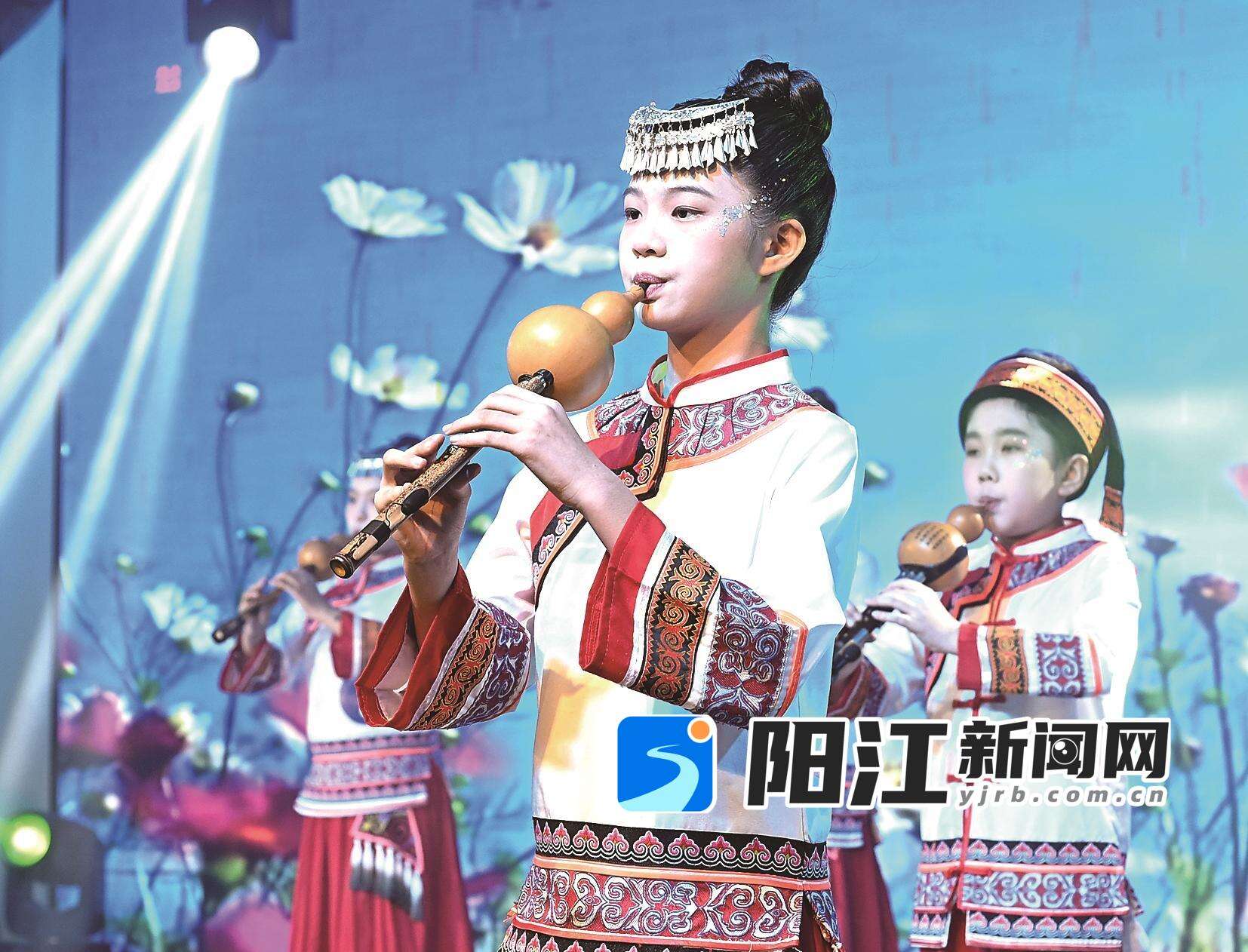 参赛选手在决赛现场表演才艺。陈建华 摄