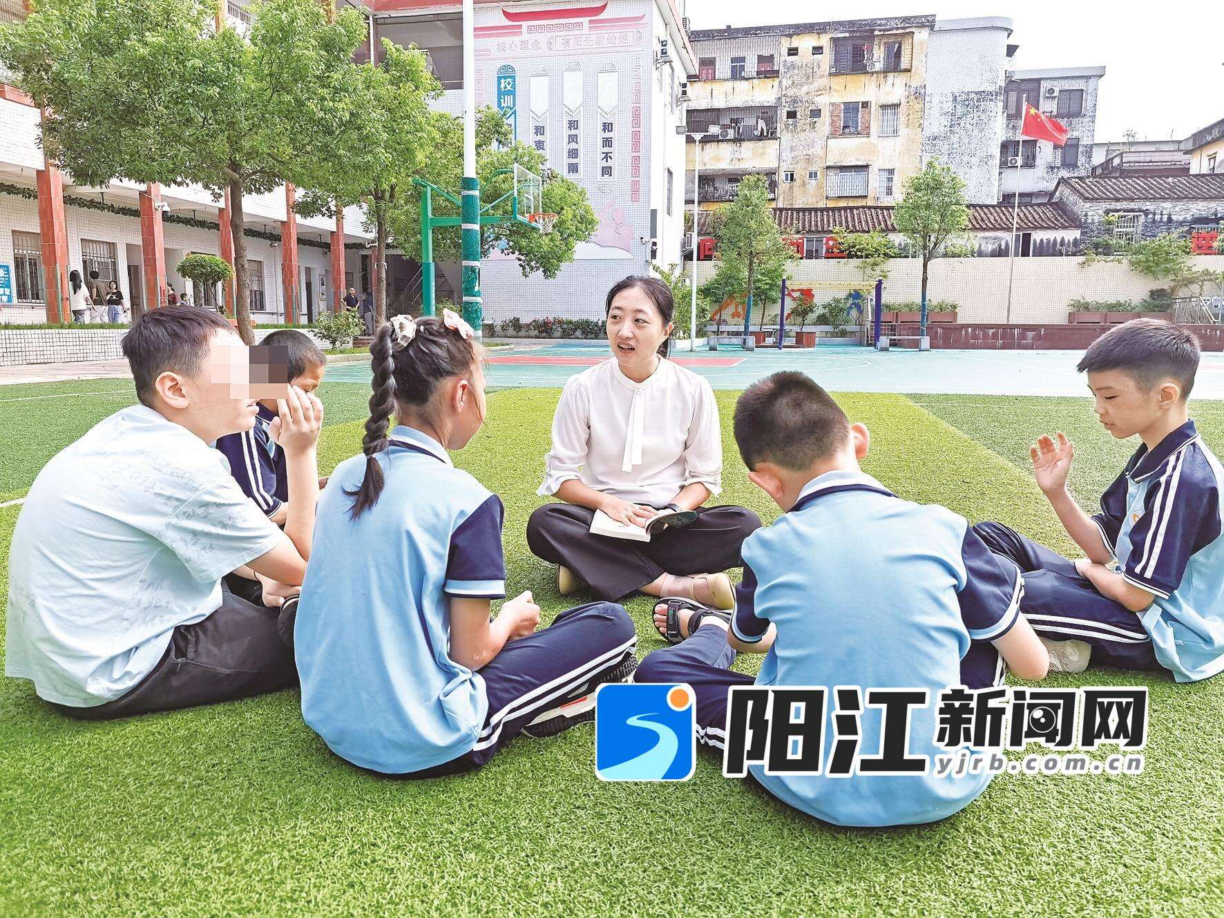 赵欣可芮与学生们在室外上课。