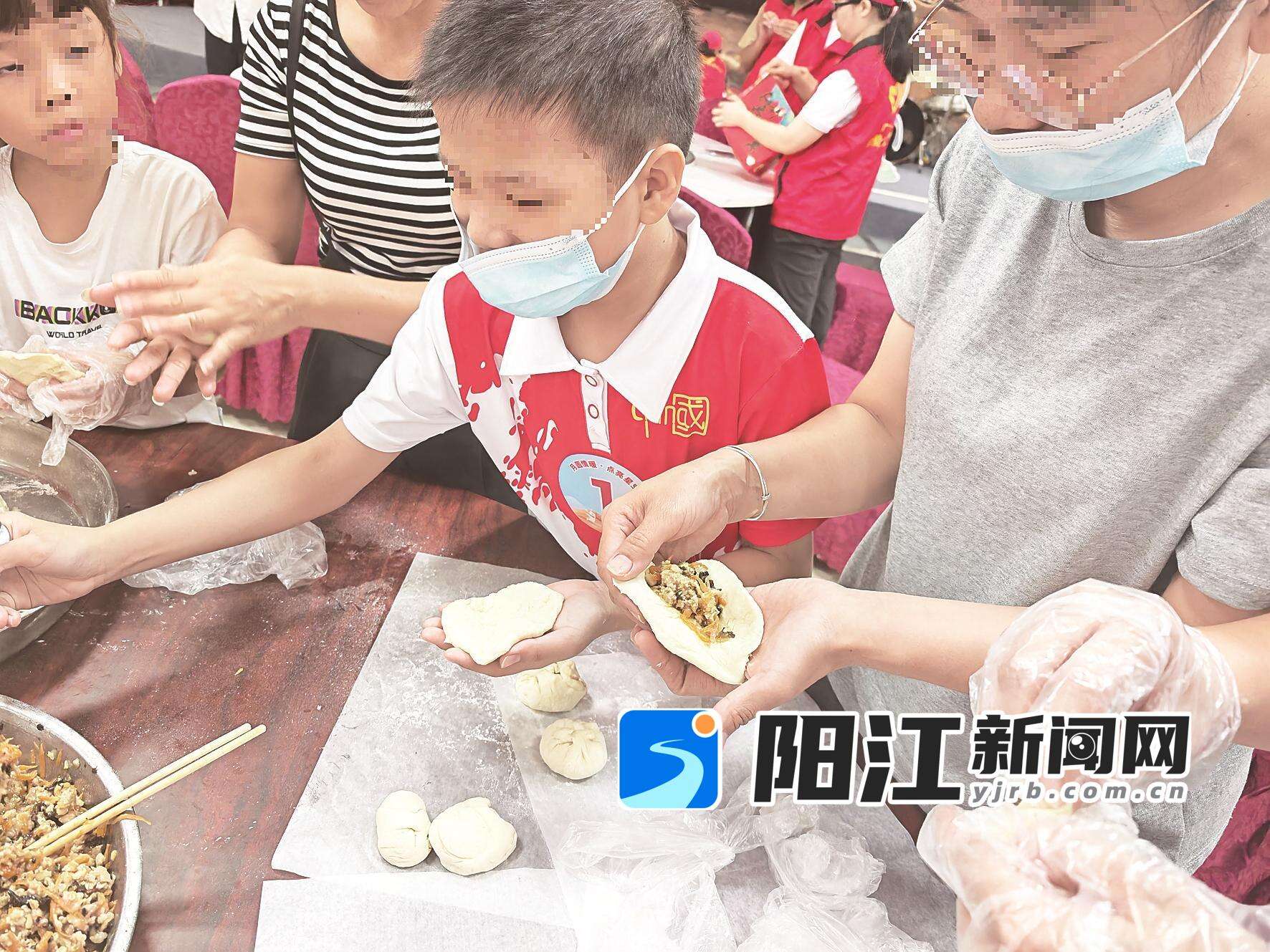 孤独症儿童与家长、志愿者一起做包子。受访对象 供图