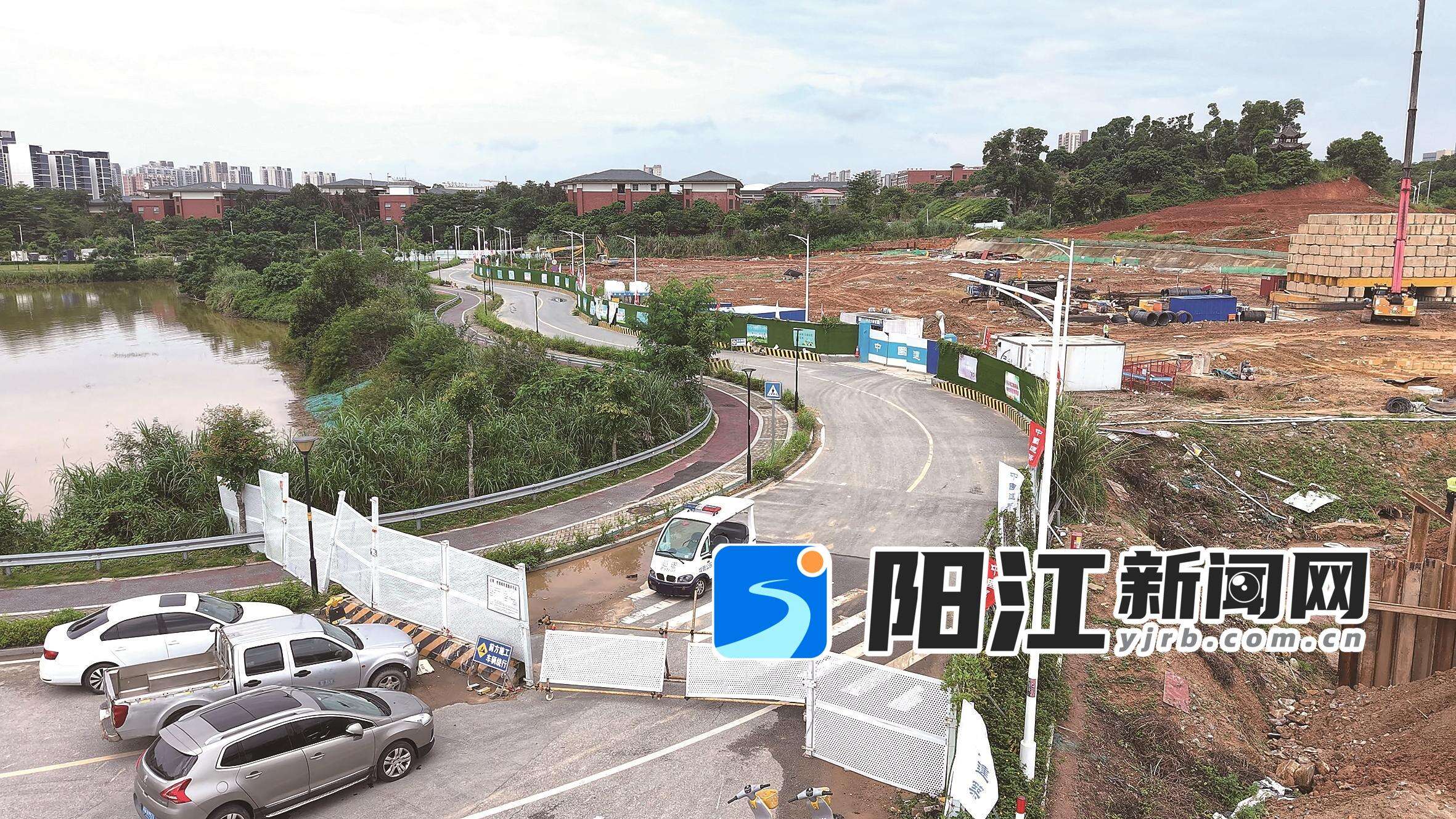 共青湖公园湖滨路部分路段临时封闭,市民注意绕行。 李凯 摄