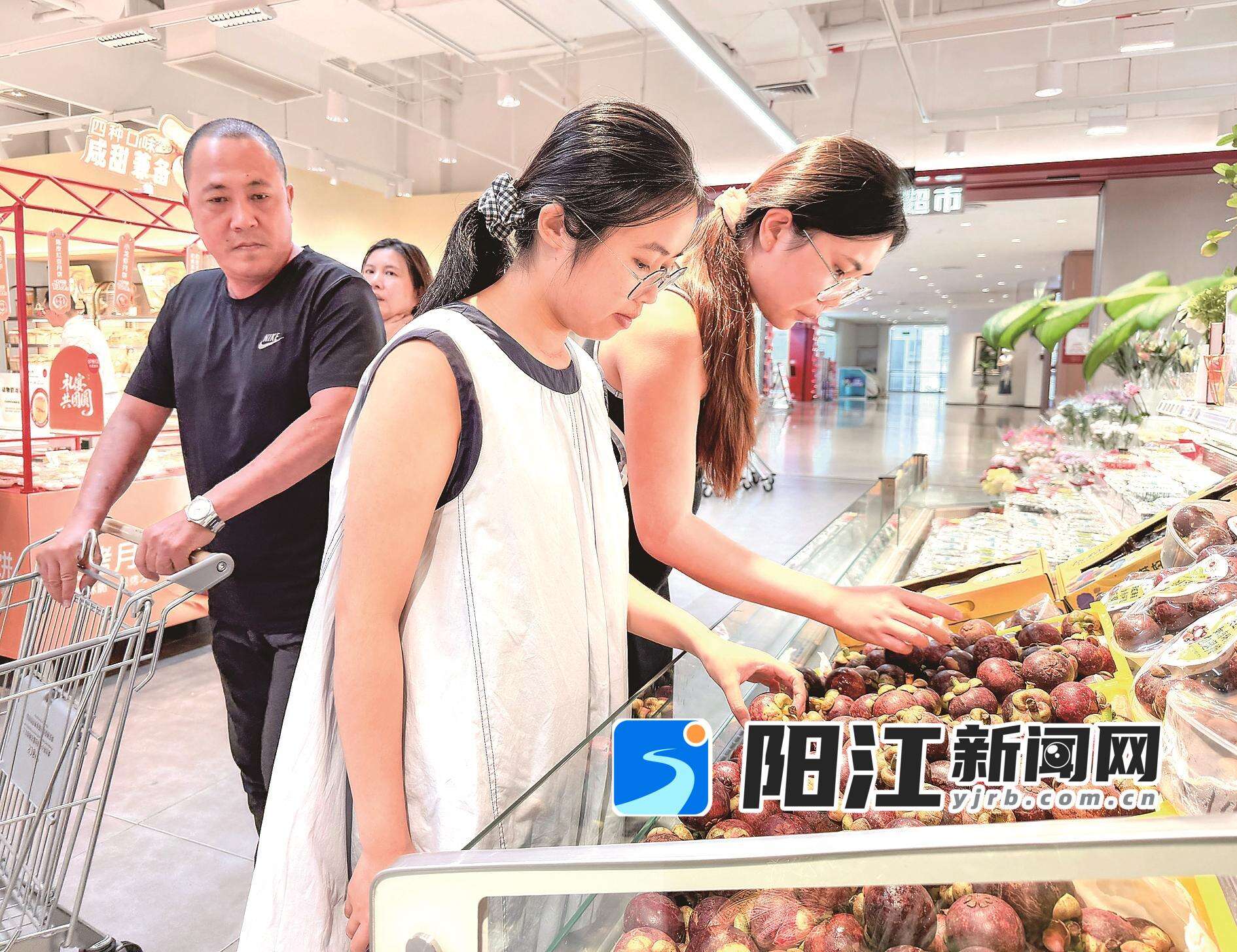 超市里价廉物美的山竹吸引了市民驻足选购。梁文栋 摄