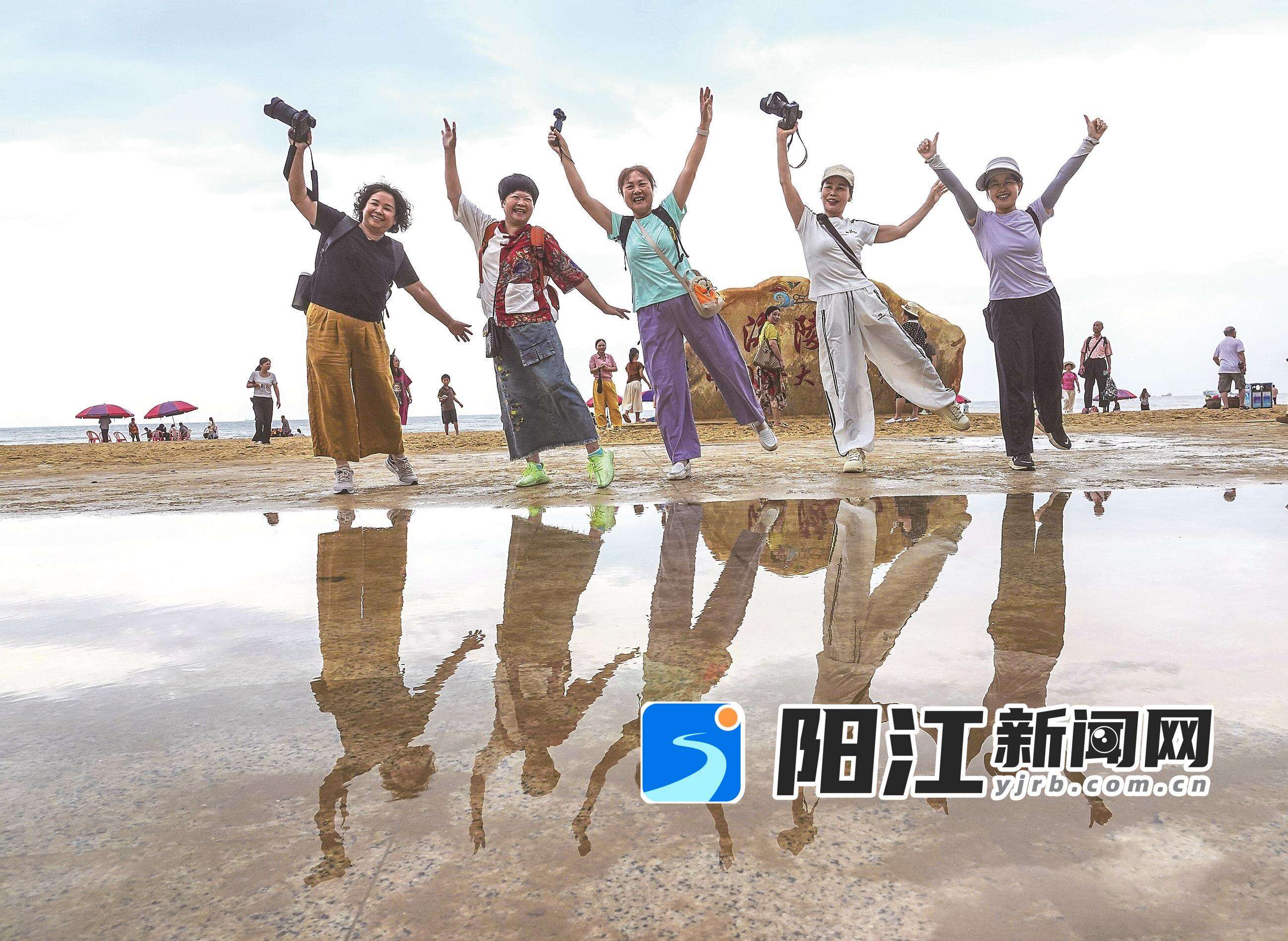 影友海边自成风景。严春梅 摄