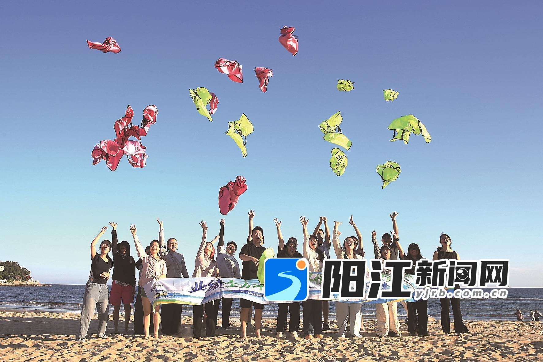 广州游客相聚海陵岛。谭晋东 摄