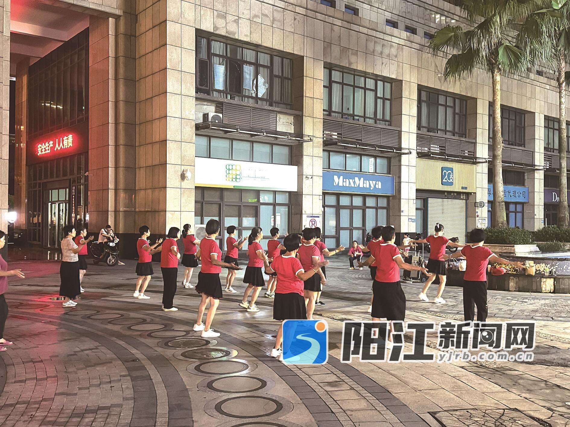 御景豪园小区东门广场有不少市民正在跳广场舞。张志达 摄