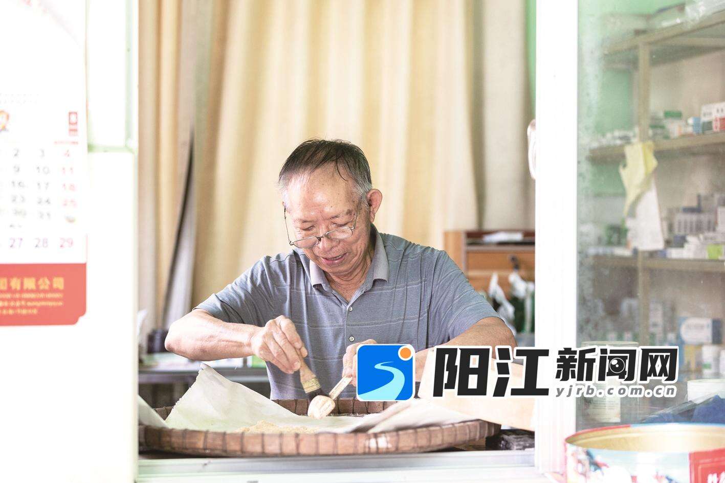 李韶把草药研磨成粉。