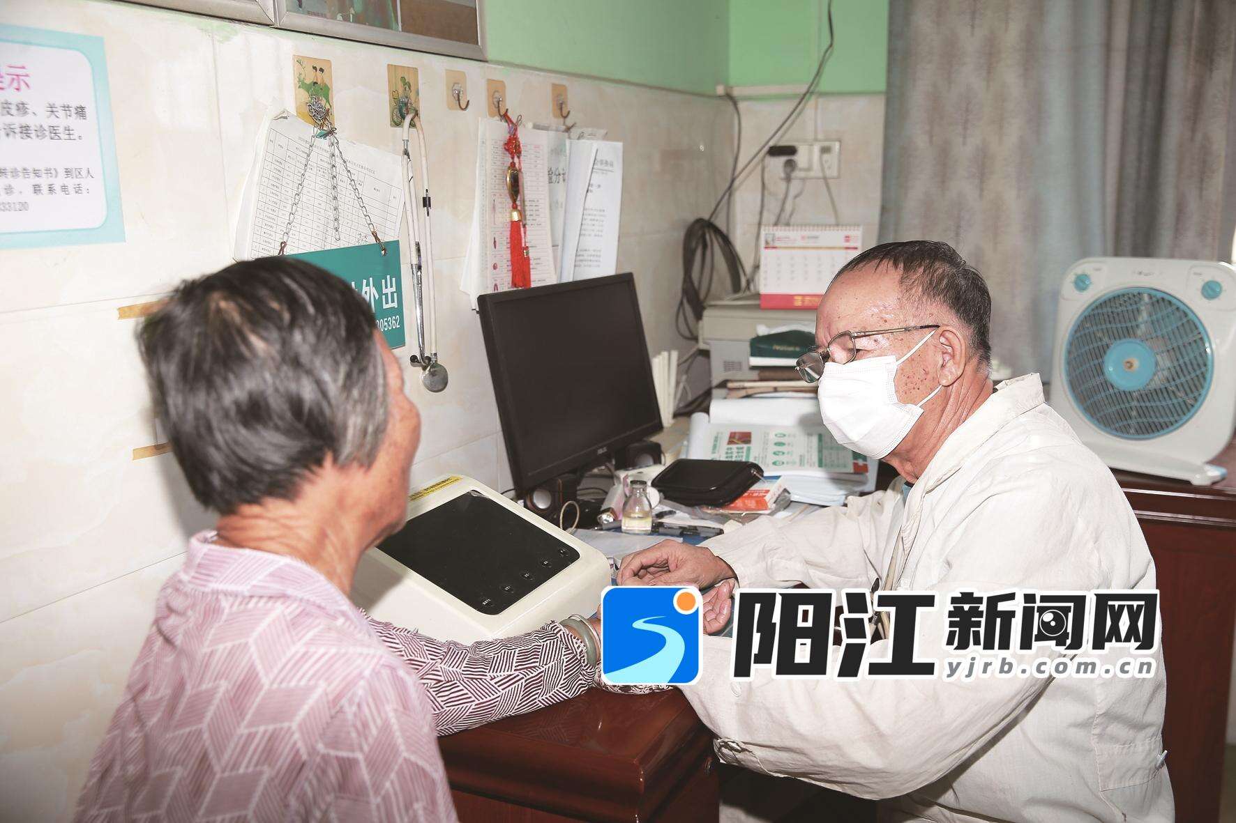 李韶为患者把脉,了解身体情况。