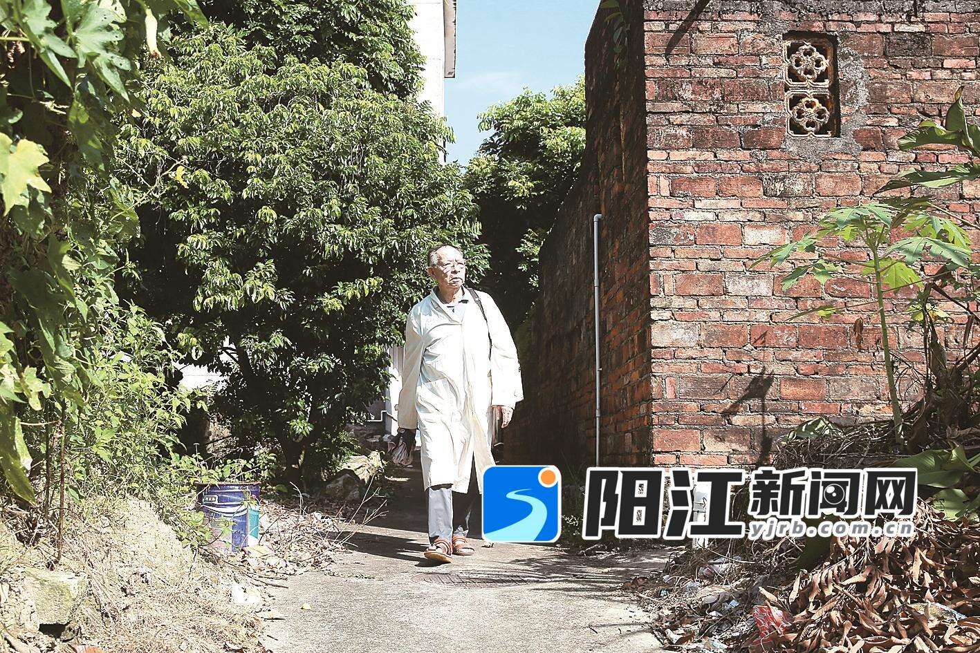 李韶走在出诊的路上。