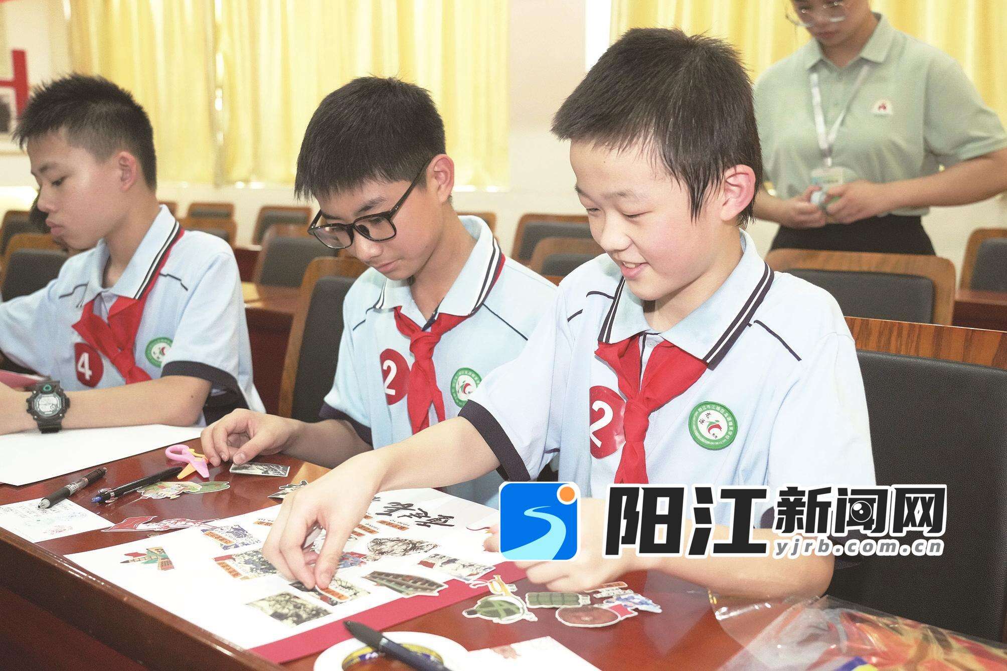 学生们正在制作“重走长征路”红色主题卡片。袁荣泽 摄