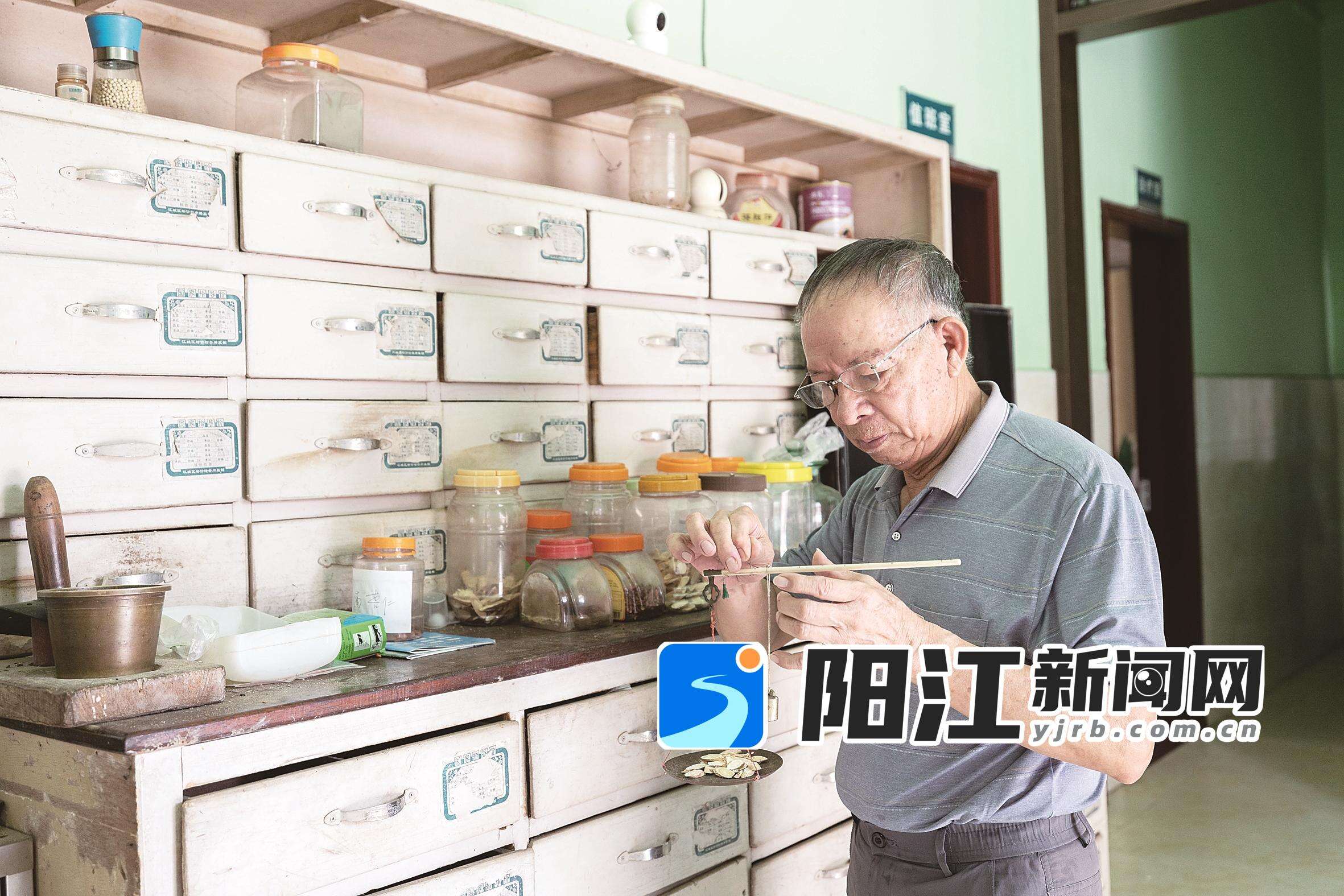 李韶在称量中药。