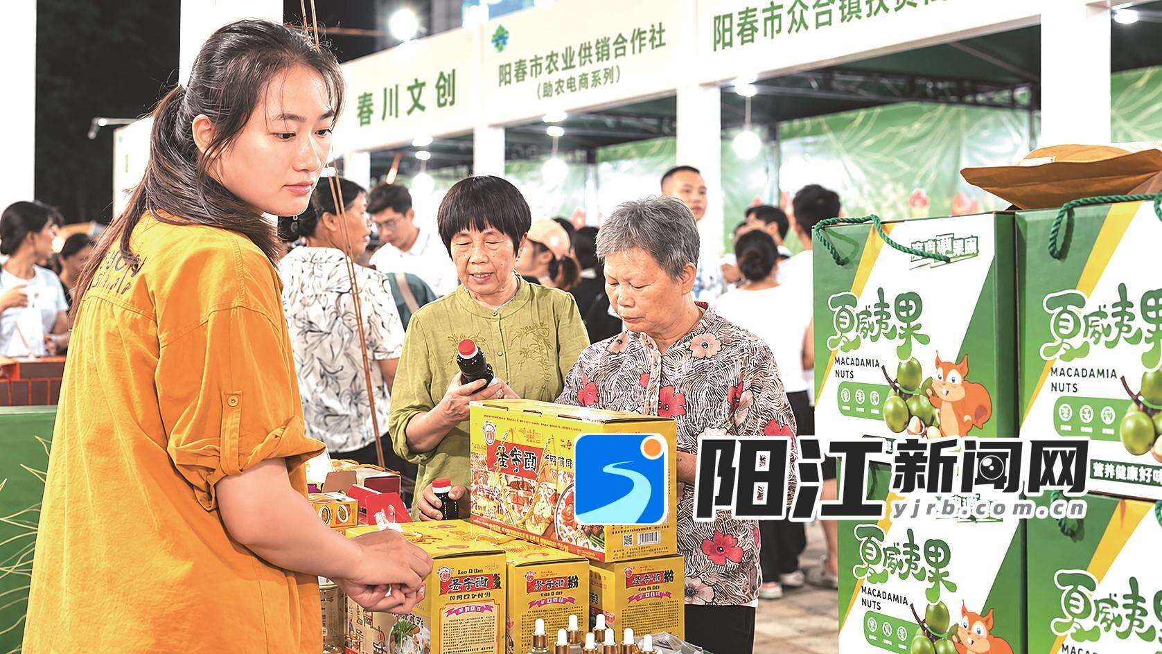 市民在展销现场选购产品。