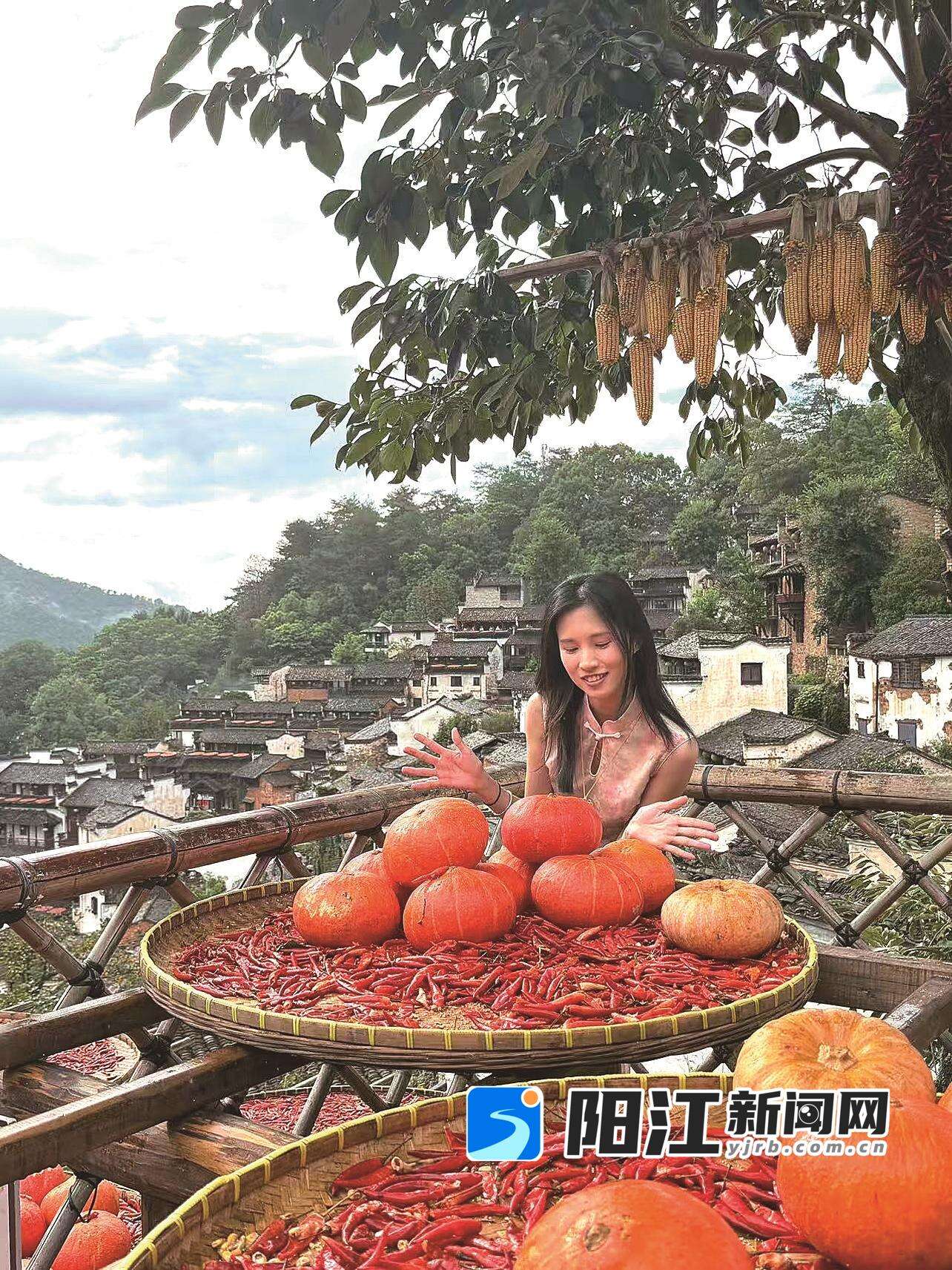 游客在江西婺源沉浸式赏秋。 黄娇 摄